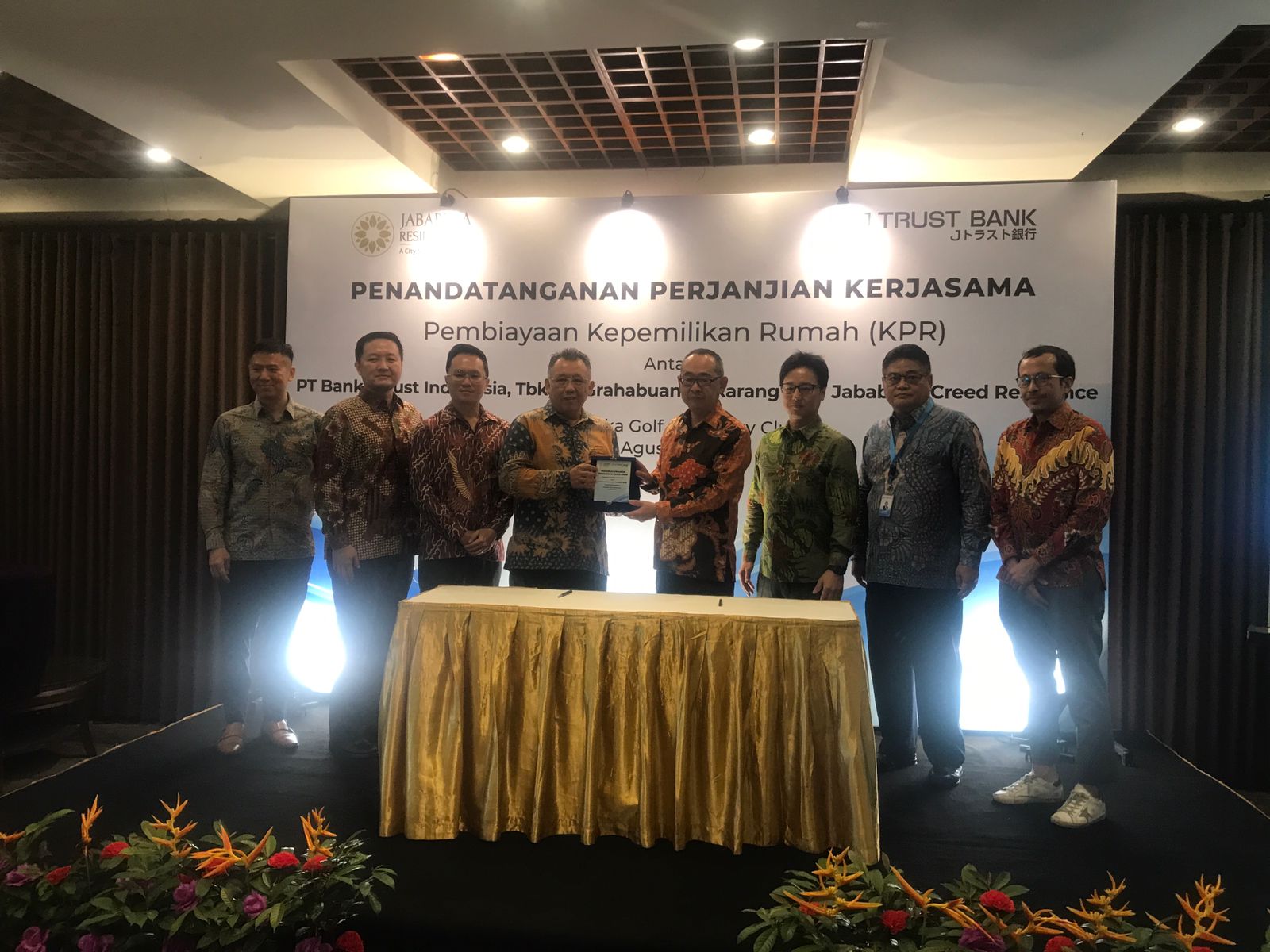 Penandatanganan perjanjian kerja sama pembayaran KPR antara Bank J Trust, PT Grahabuana Cikarang, dan PT Jababeka Creed Residence.