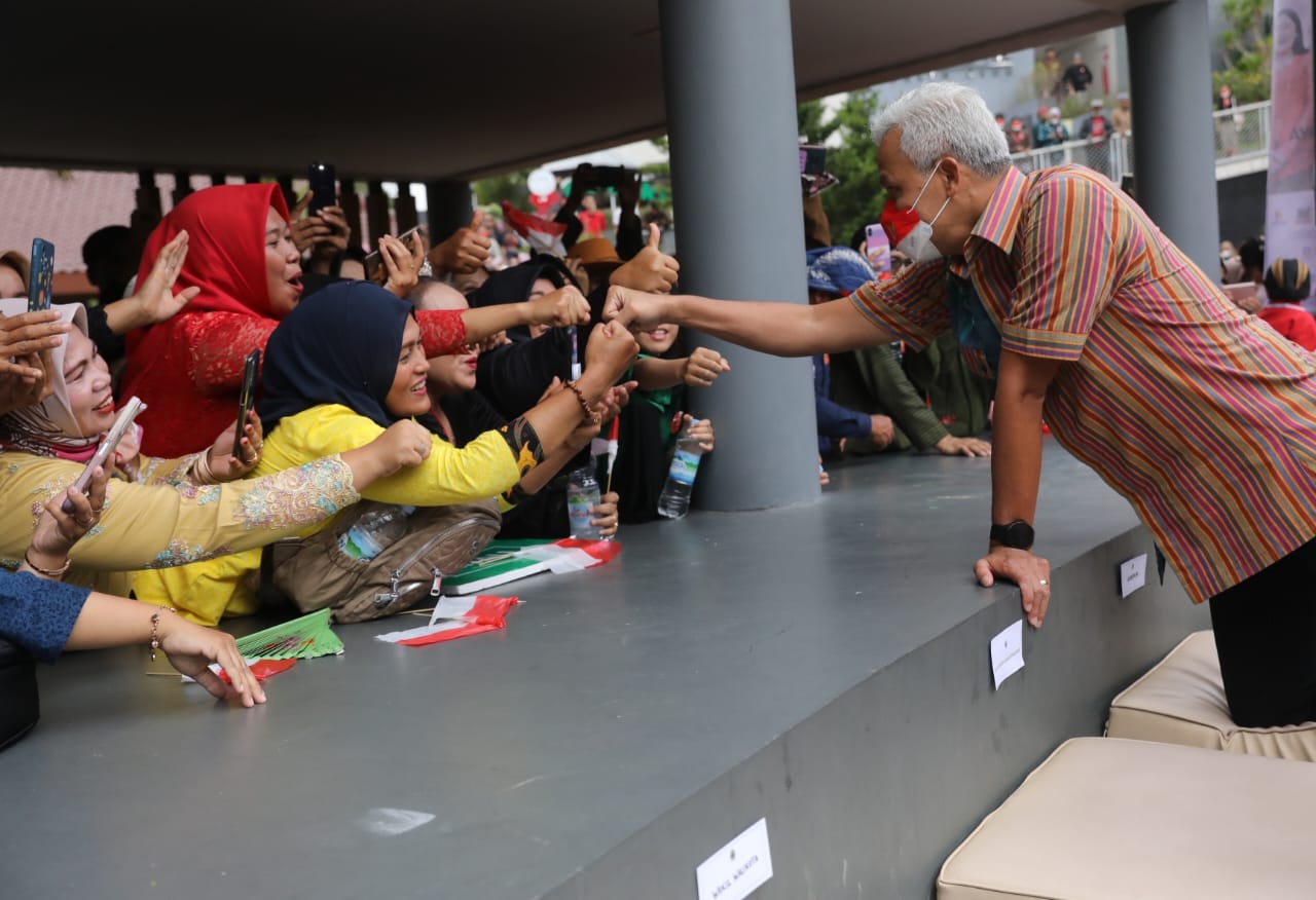 Hadiri Festival 1.000 Kebaya, Ganjar Ajak Masyarakat Pakai Baju Adat Tiap Kamis