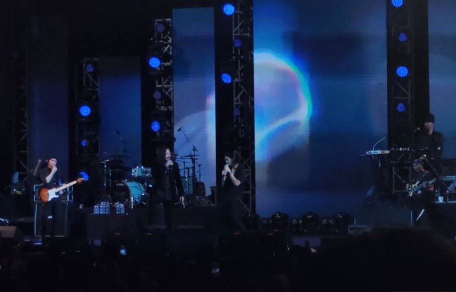 Dewa 19 saat konser di Banjarmasin, Kalimantan Selatan di Gedung Sultan Suriansyah, Minggu (31/7).
