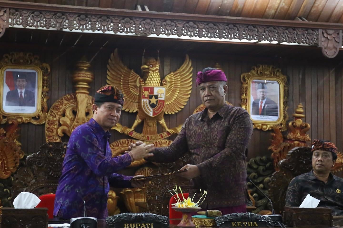 Rapat paripurna secara hybrid oleh Ketua DPRD Klungkung, Anak Agung Gde Anom dan dihadiri oleh Bupati Klungkung, I Nyoman Suwirta.