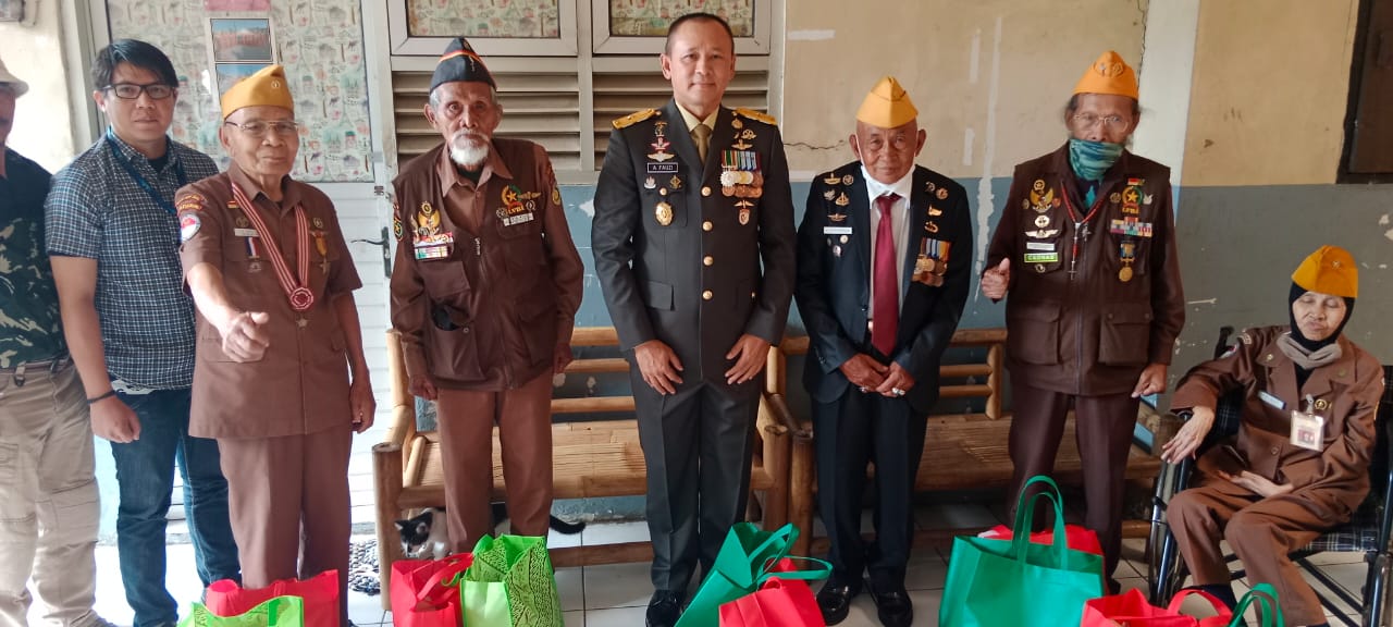 Direktur Pengkajian dan Pengembangan Seskoad Brigjen TNI Achmad Fauzi  saat mengunjungi rumah veteran perang di Bandung