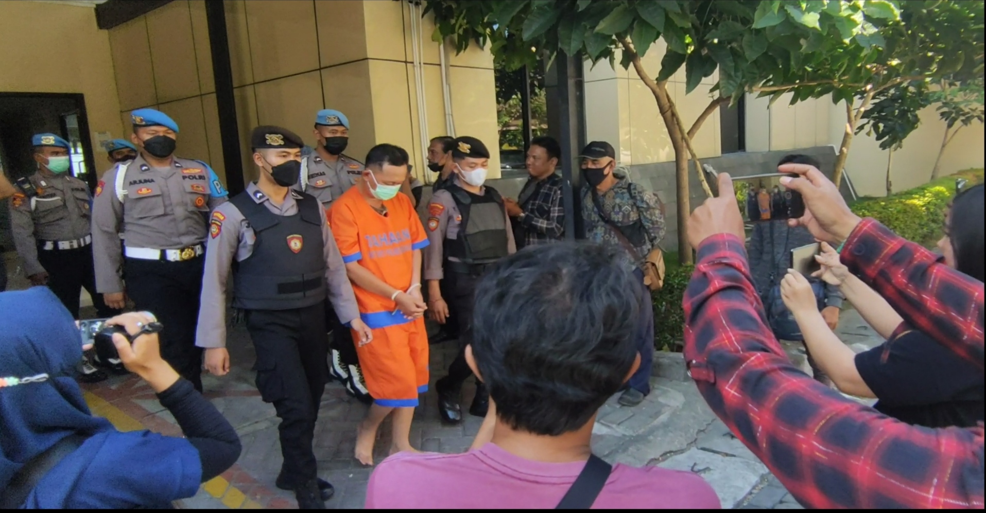 Polresta Sidoarjo menggelandang pria yang mengaku polisi dan mencabuli mahasiswi ke Mapolres, Rabu (3/8). 