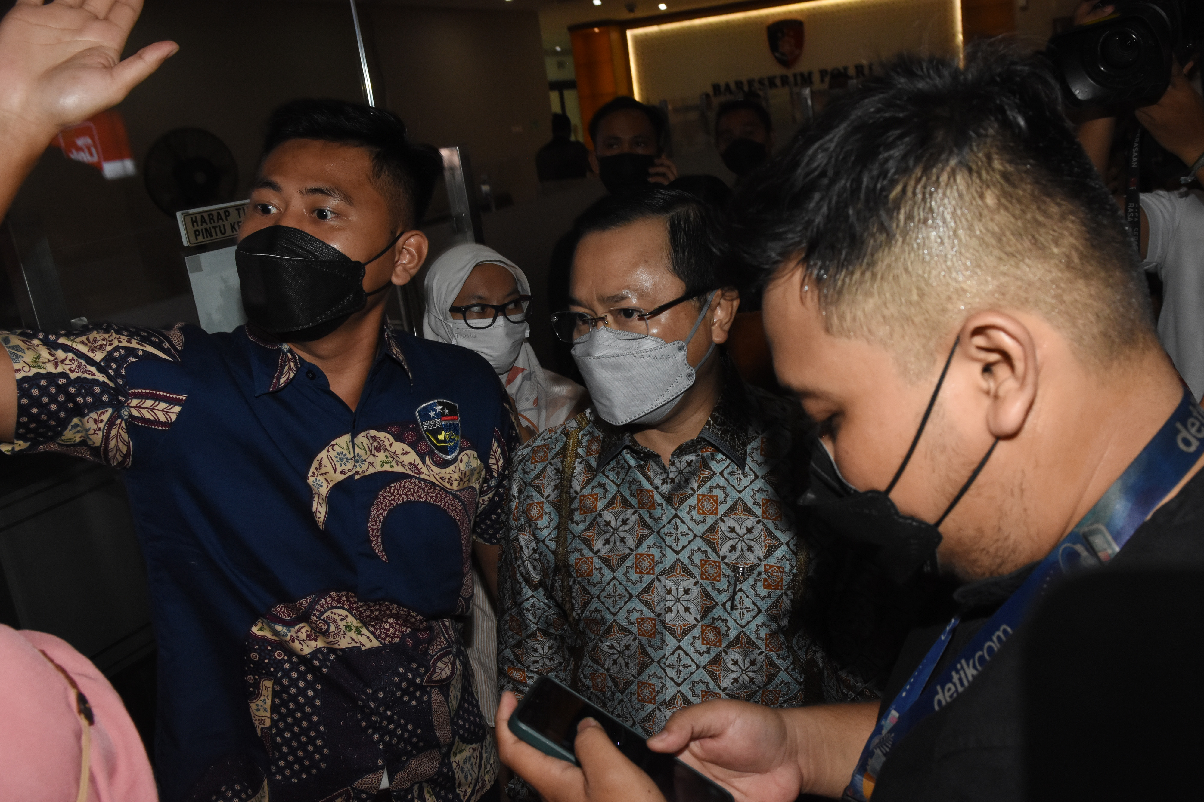 Kuasa hukum Putri Candrawathi, Arman Hanis (tengah), bersiap memberikan keterangan.