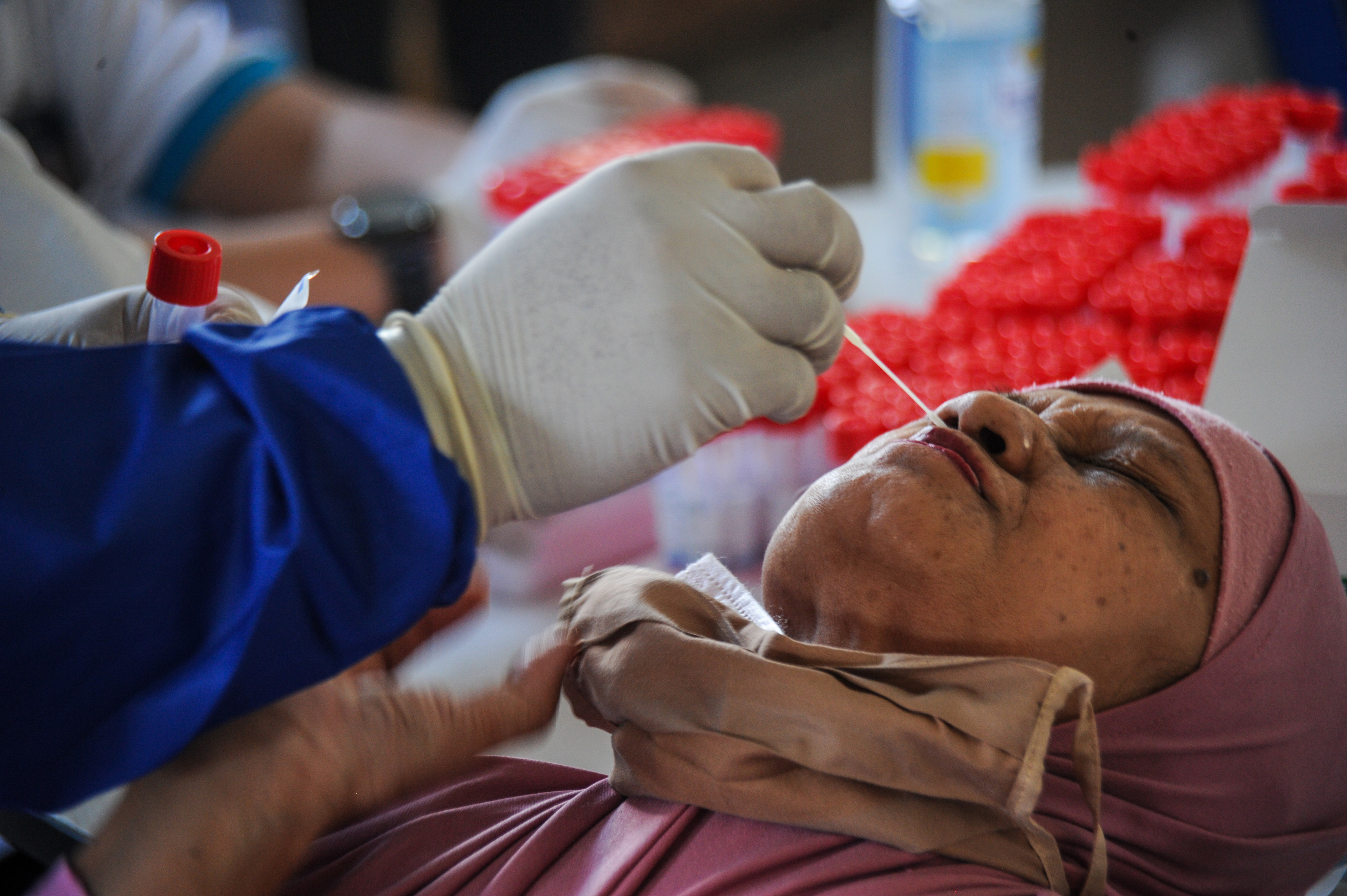 Petugas kesehatan mengambil sampel tes PCR seorang jamaah calon haji di Pusdai, Bandung, Jawa Barat.