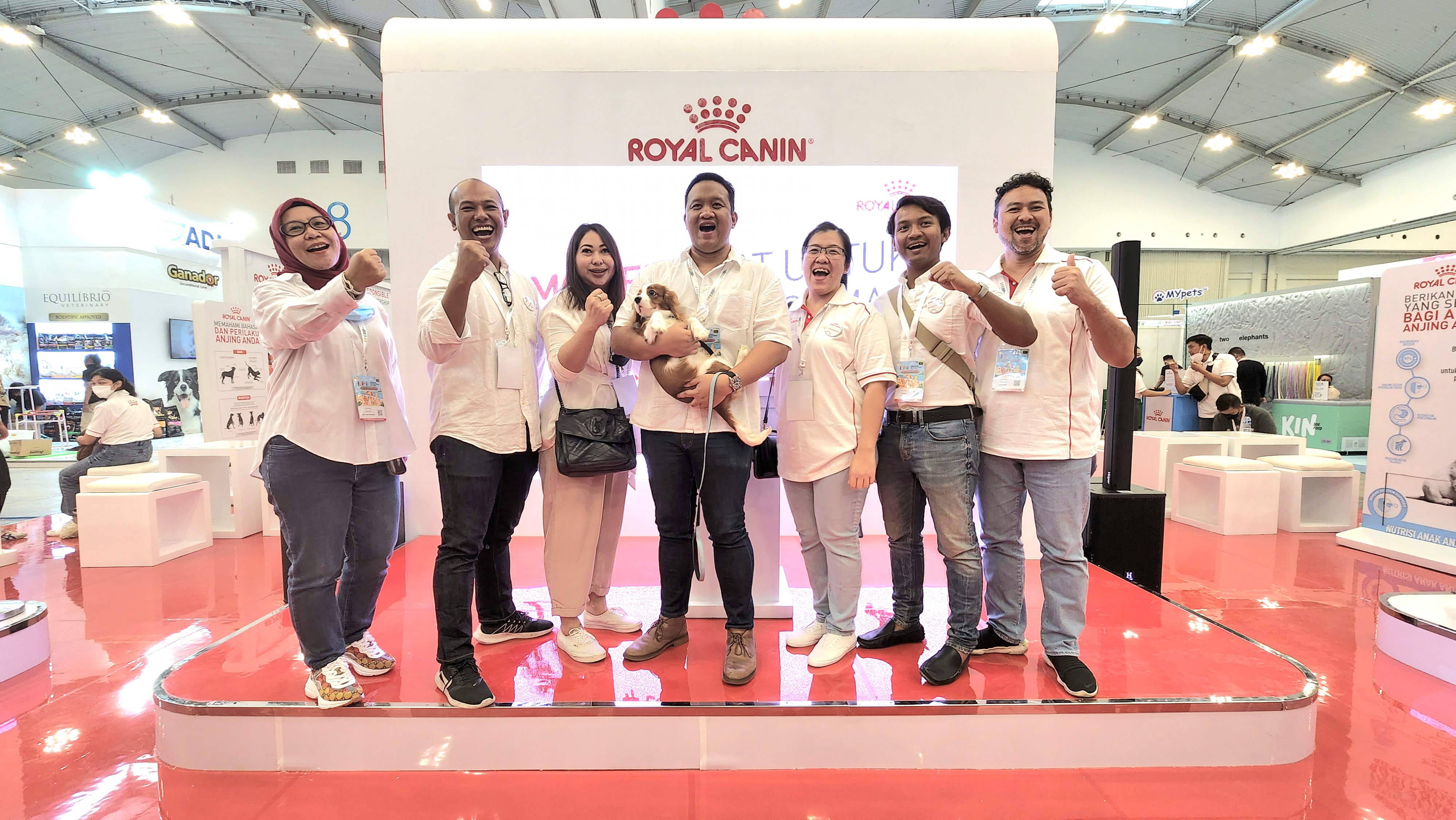 Presiden Direktur Royal Canin Indonesia Ridarrahim Nirwandar (tengah) dan jajarannya di booth Royal Canin di IIPE 2022.