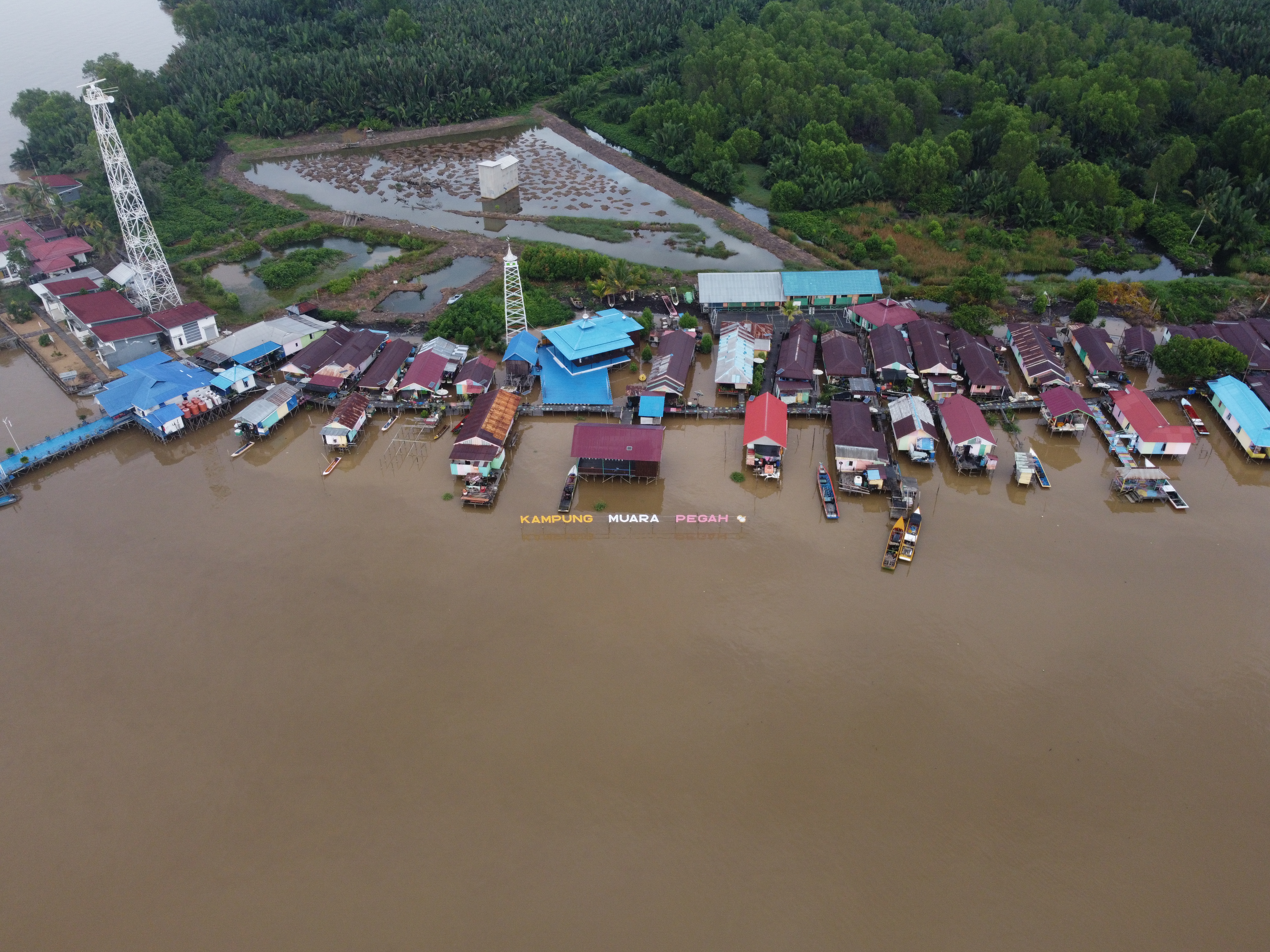 Foto udara dengg drone, Kampung Muara Pegah, kampung terisolir yang berada di Delta Mahakam dan menjadi ring1 aktivitas Migas PHM