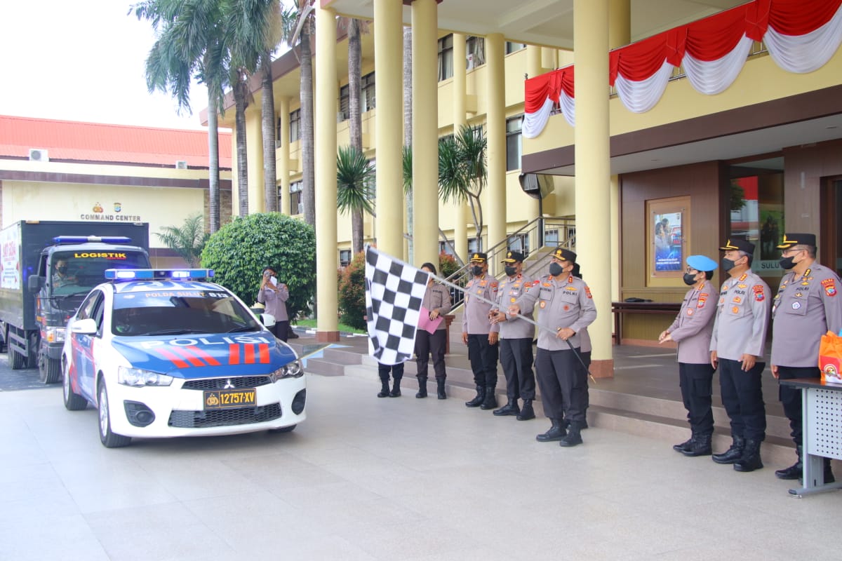 Kapolda Sulawesi Utara Irjen Mulyatno melepas kendaraan yang membawa paket bantuan dalam rangka bakti sosial peringatan HUT Polwan