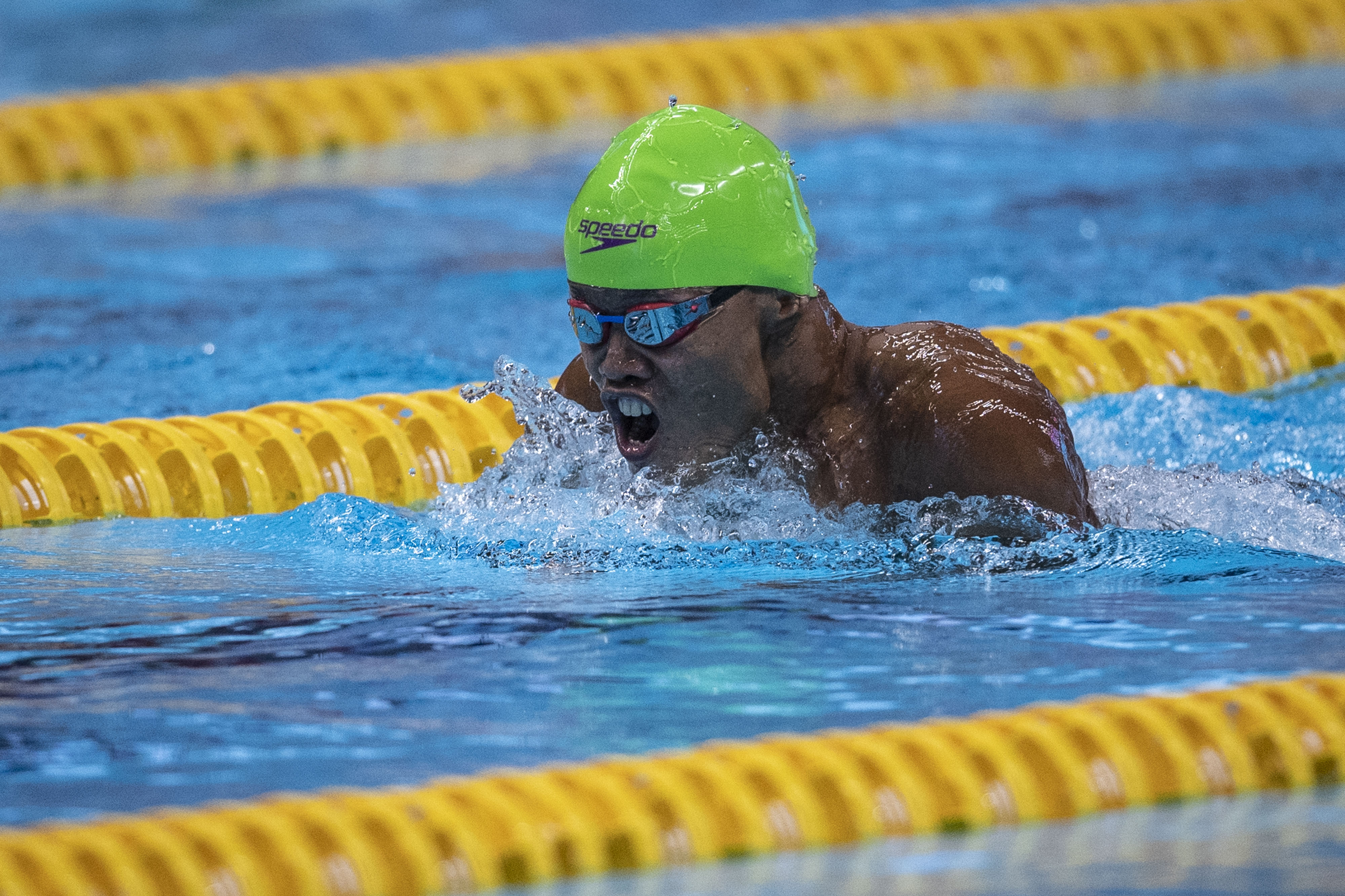 Atlet para renang Aris Wibawa saat berlaga.