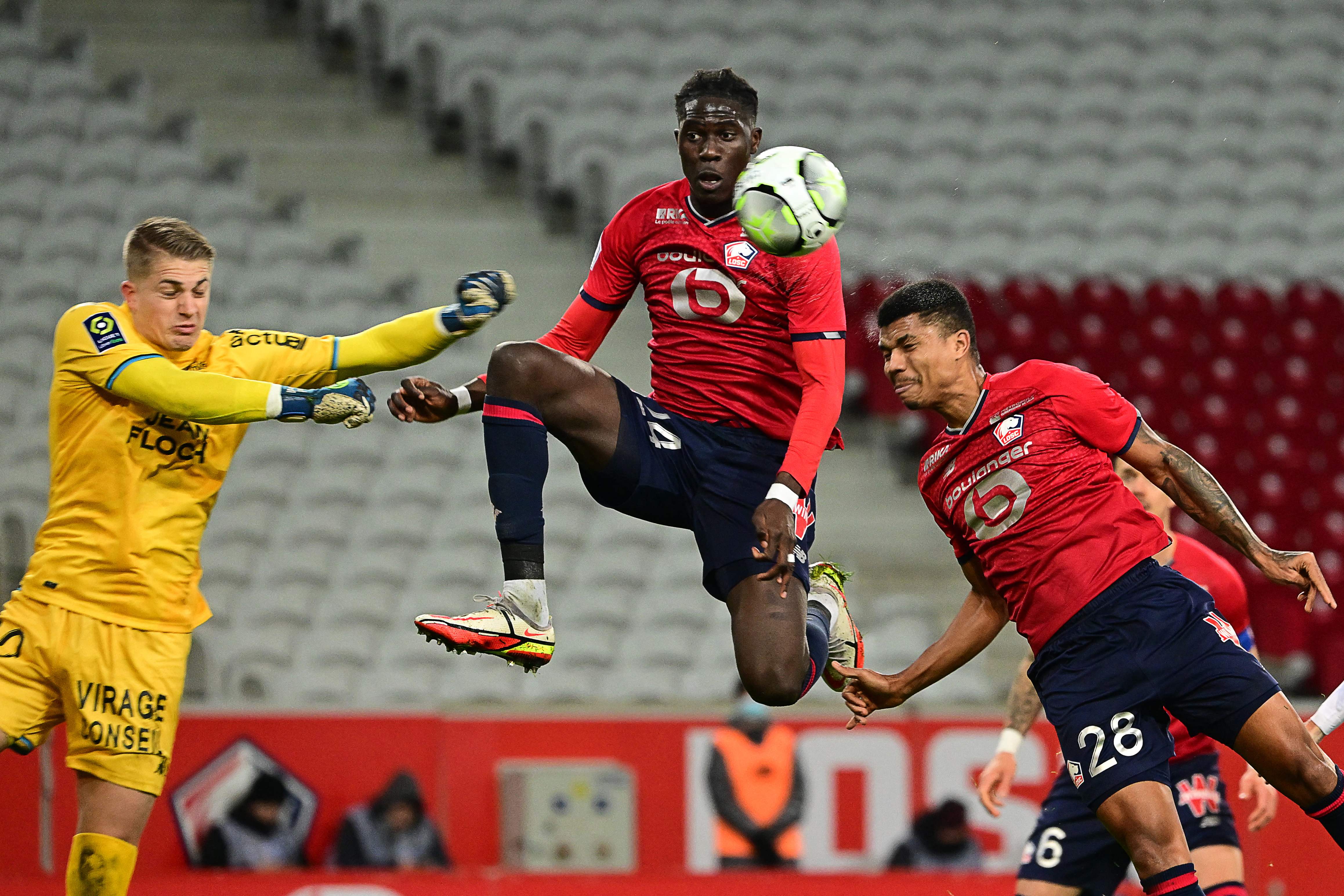 Gelandang Lille Amadou Onana (tengah)