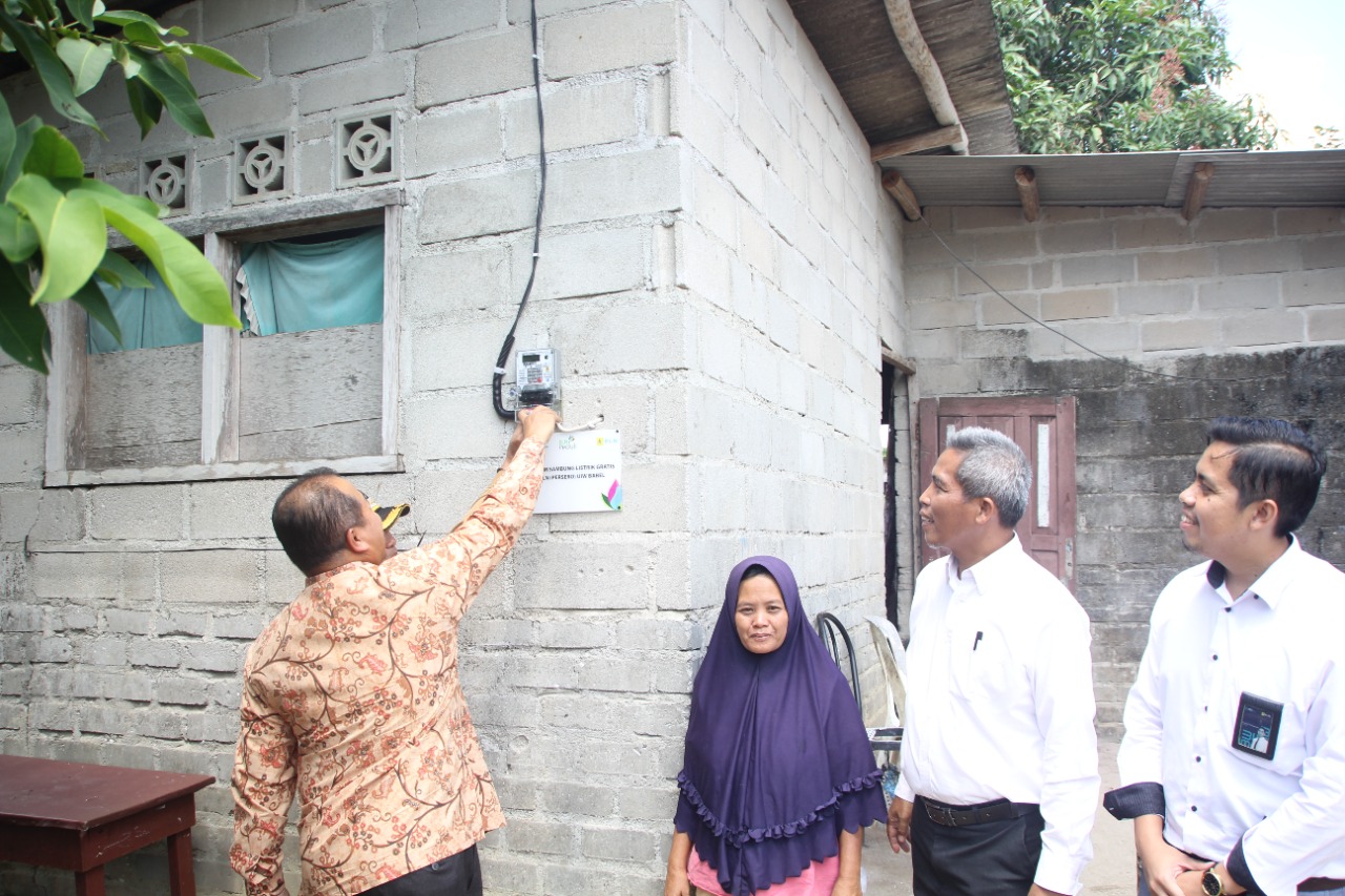 PLN memberikan bantuan biaya penyambungan listrik kepada 77 keluarga kurang mampu.