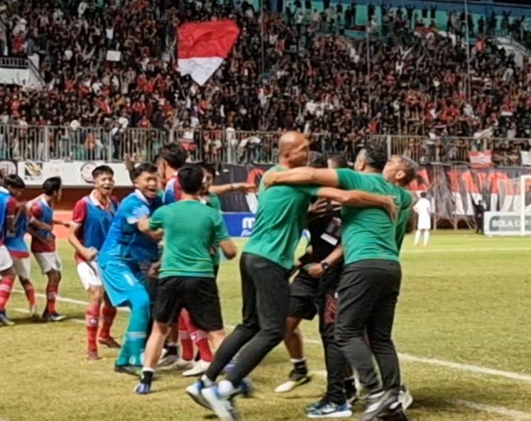 Ofisial Indonesia merayakan kemenangan atas Vietnam