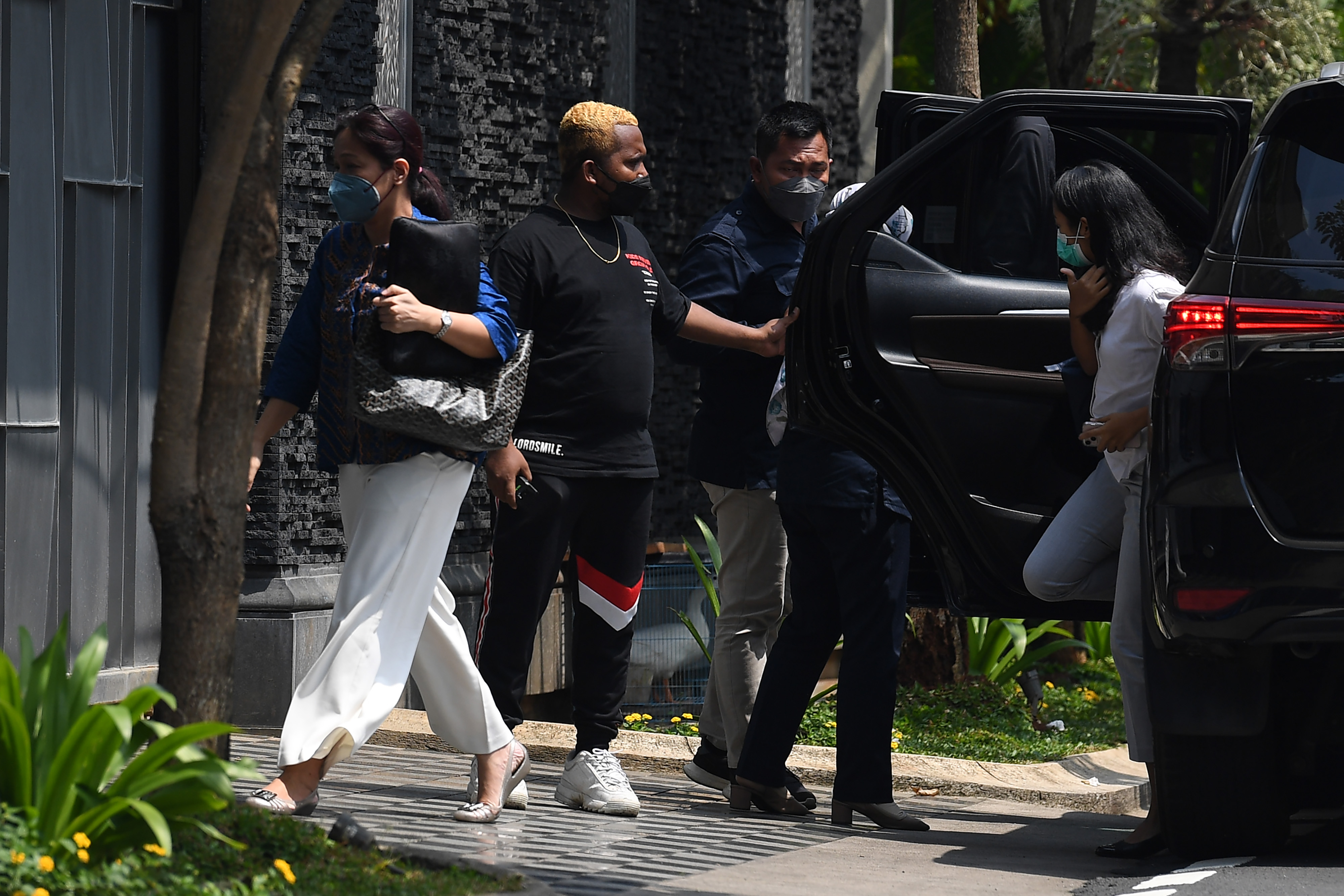 Tim dari LPSK tiba di kediaman istri mantan Kadiv Propam Polri Irjen Ferdy Sambo, Putri Candrawathi, di Duren Tiga, Jaksel, Selasa (9/8).