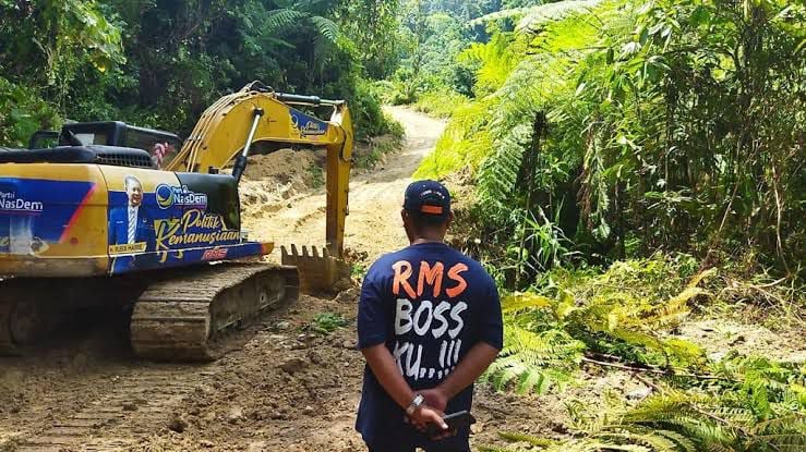Pembangunan jalan di salah satu kecamatan di Kabupaten Luwu Utara, Sulawesi Selatan,