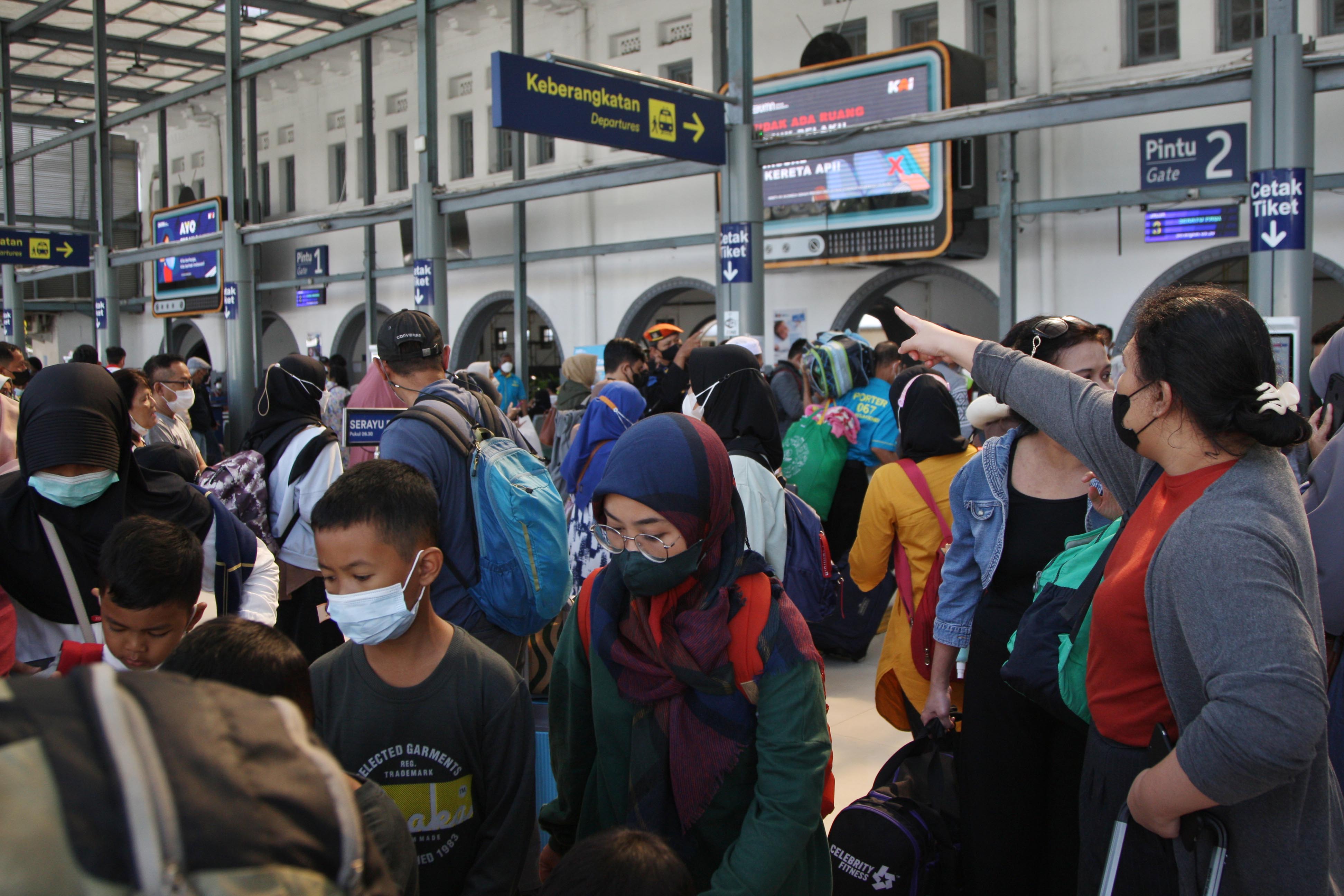 Kepadatan penumpang kereta api di Stasiun Senen, Jakarta Pusat.
