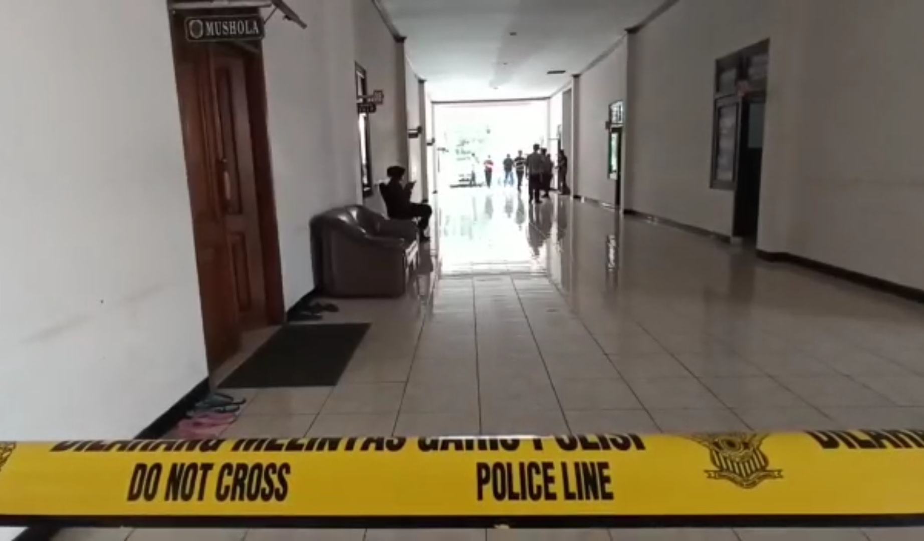 Polisi melakukan olah TKP di Gedung DPRD Pati, Kamis (25/8). Gedung wakil rakyat tersebut dibobol maling pekan lalu. 