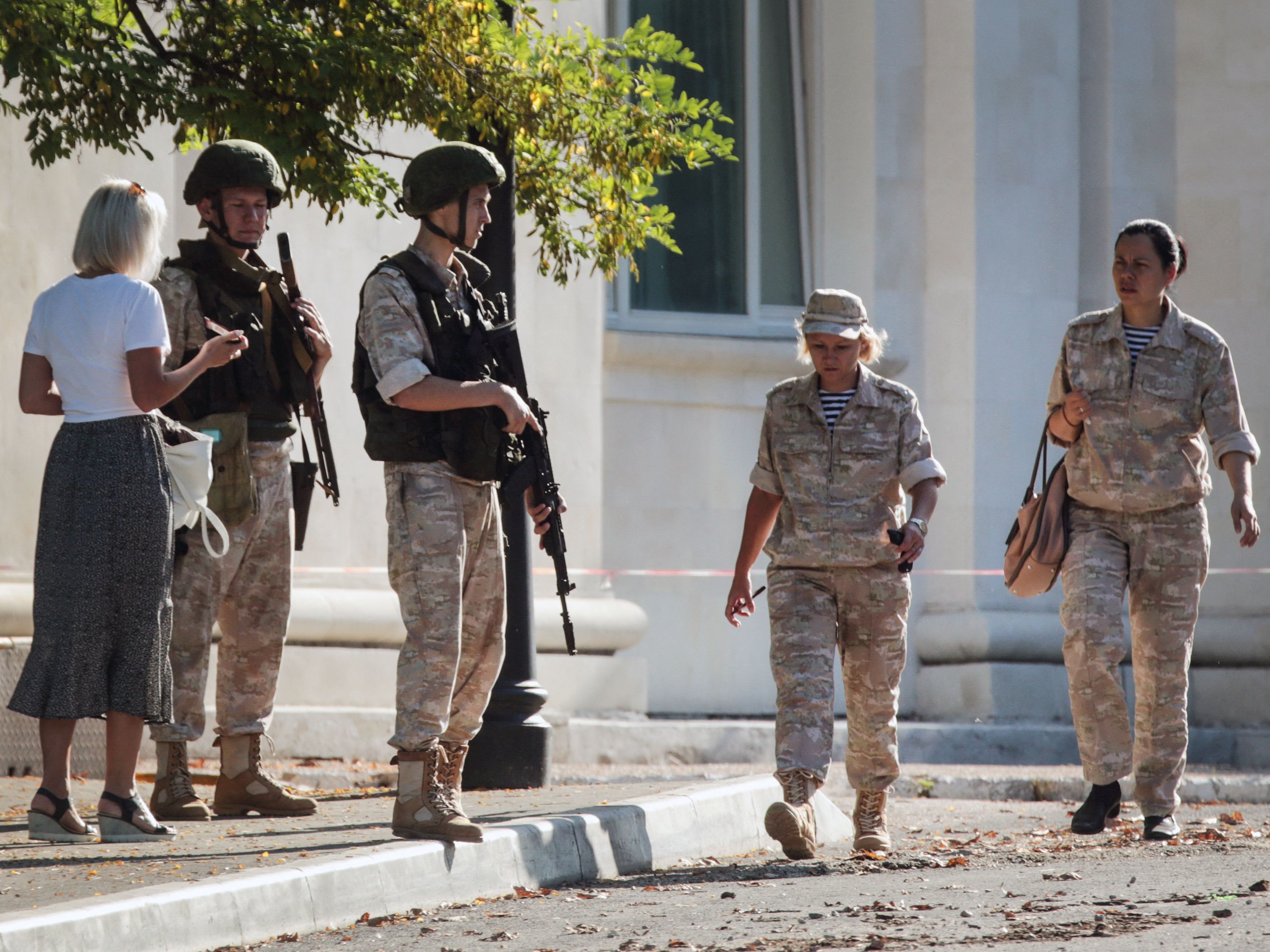 Anggota Angkatan Laut Rusia berpatroli di depan markas Armada Laut Hitam Rusia di Sevastopol di Krimea pada 31 Juli 2022.