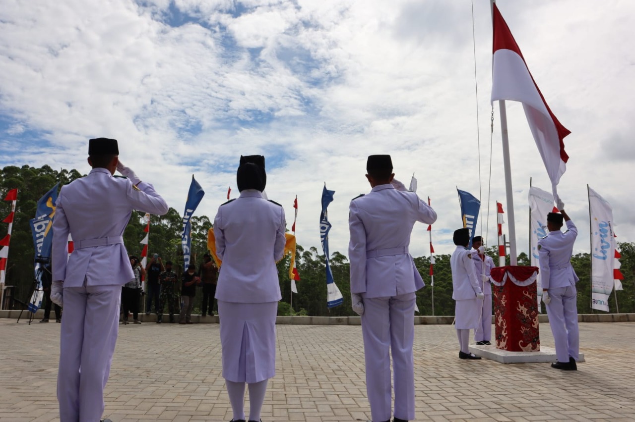 Pengibaran Bendera Merah Putih di Plaza Titik Nol Ibu Kota Nusantara