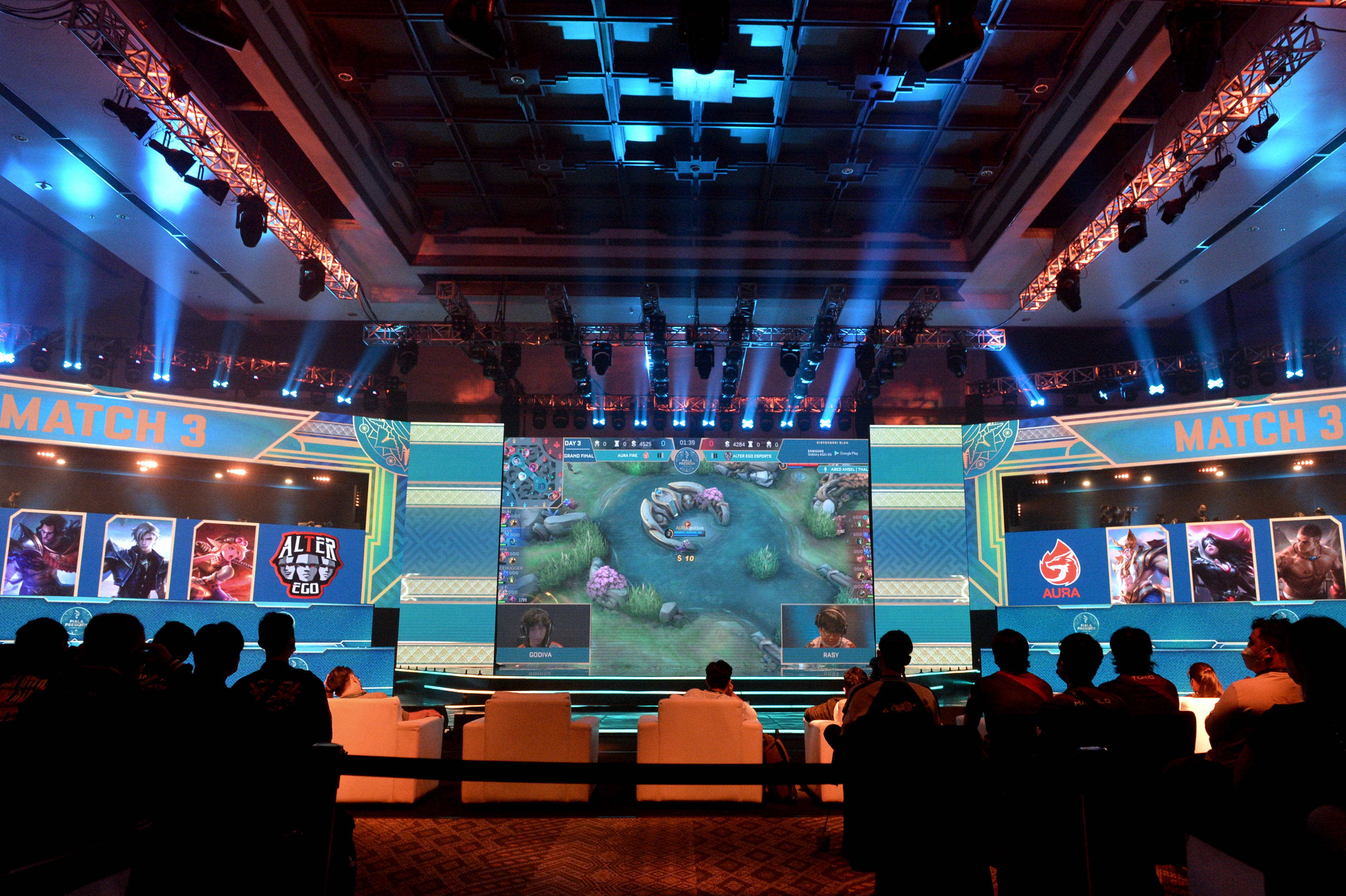 Laga final gim Mobile Legend di kejuaraan Piala Presiden Esport 2021.