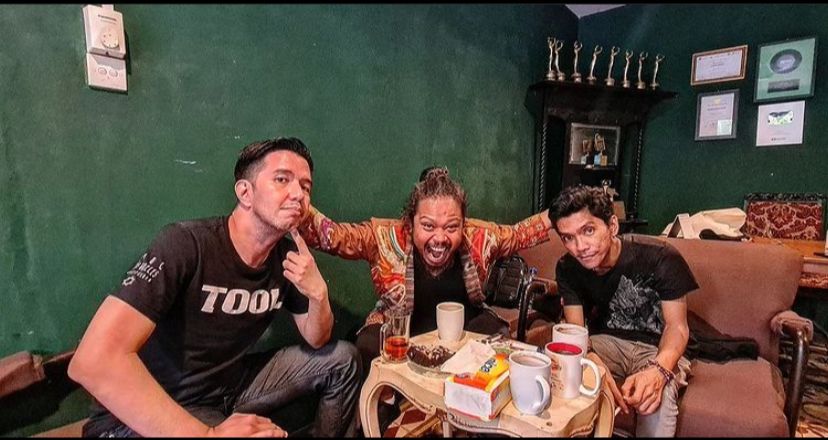 Is (tengah) dan Payung Teduh.