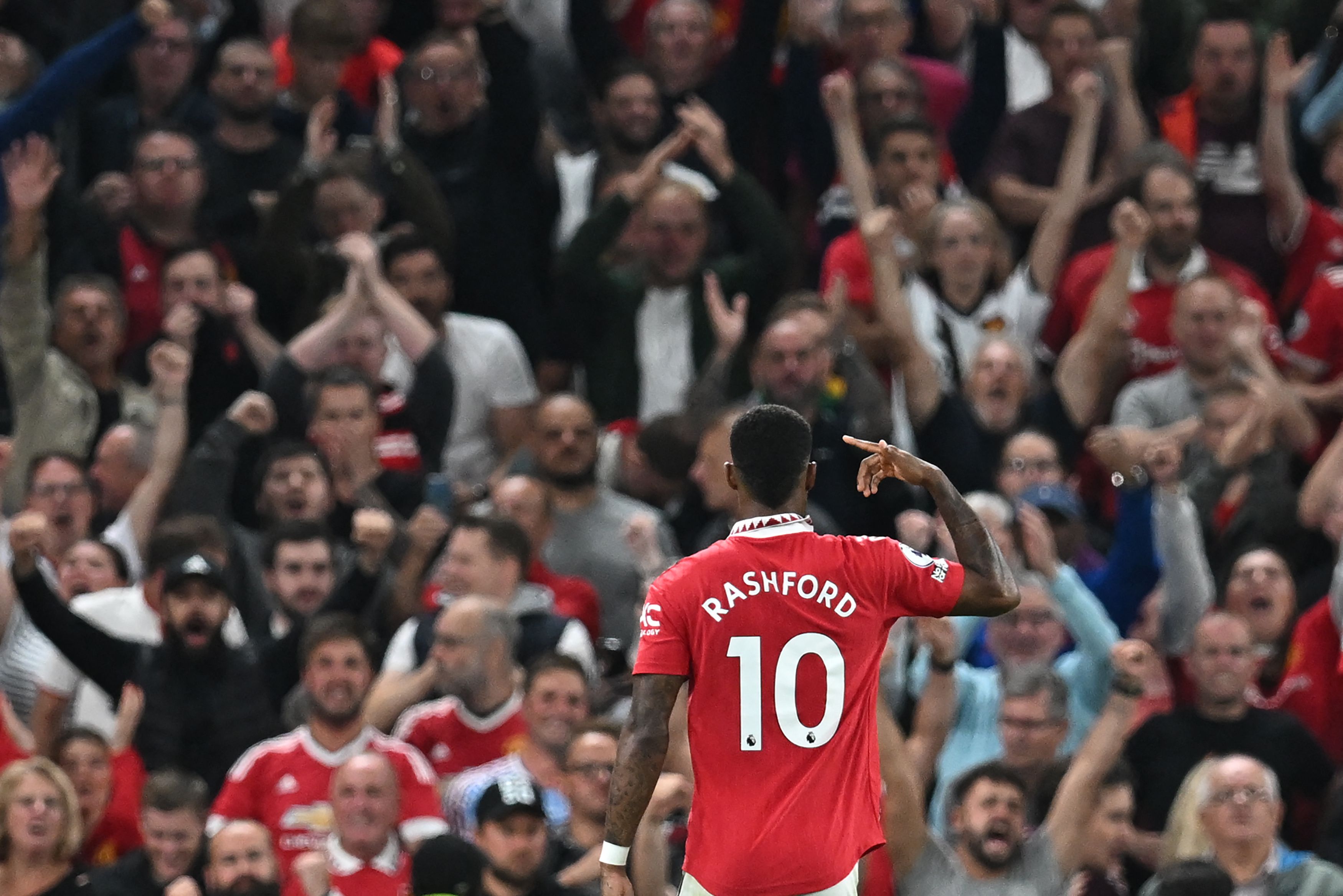 Rashford melakukan selebrasi usai mencetak gol ke gawang Liverpool