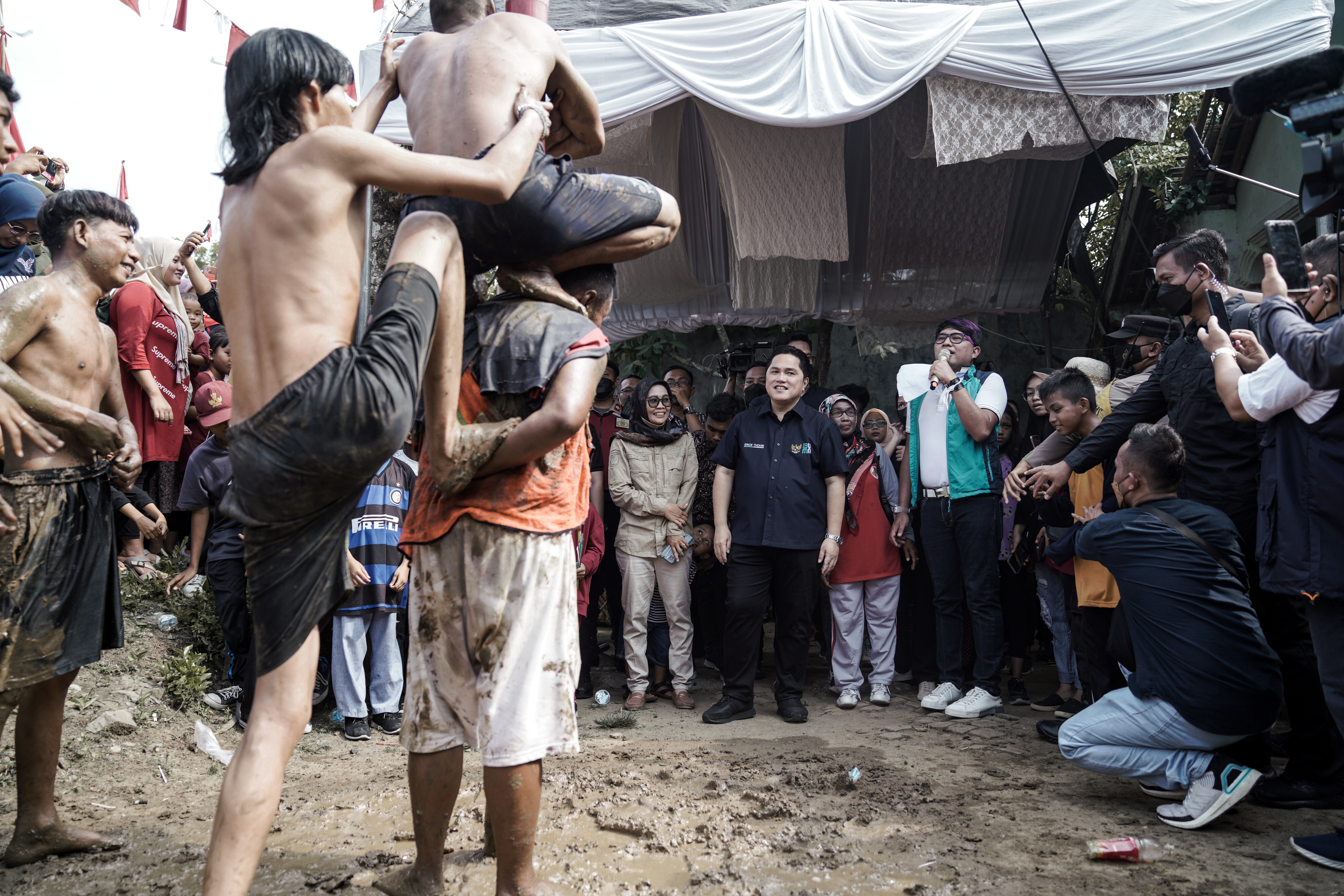 Menteri BUMN Erick Thohir (tengah) menyaksikan kegiatan saat peresmian jembatan di Tangerang, Banten.