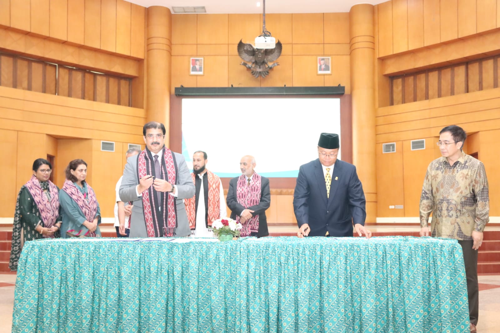 KERJASAMA: Rektor UT Ojat Darojat (kanan) menandatangan nota kerjasama dengan Vice Chancellor  AIOU Pakistan, Zia Ul - Qoyyum.
