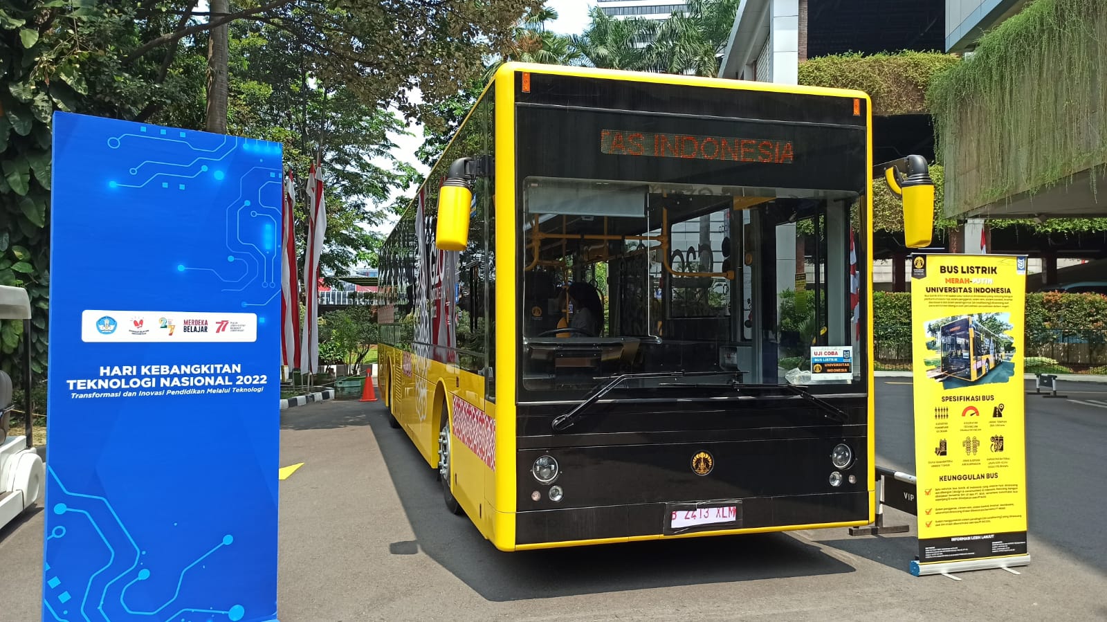 Di usia yang lebih dari tujuh dekade juga, UI menunjukkan eksistensinya sebagai kampus terbaik, dan hadir mewarnai perjalanan negeri.