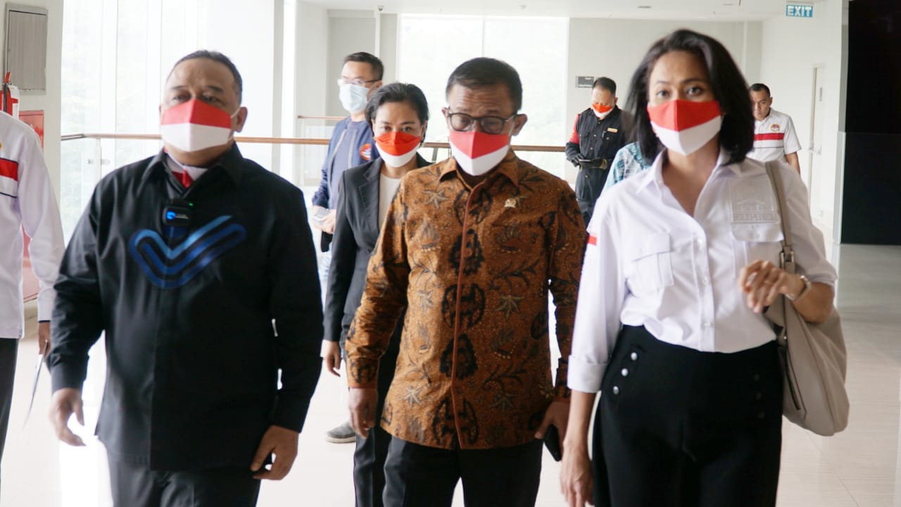 Kepala BP2MI Benny Rhamdan (kiri)i bersama anggota DPR RI Komisi IX saat perlepasan PMI G TO G Korsel, El Royal Hotel, Jakarta (15/8).