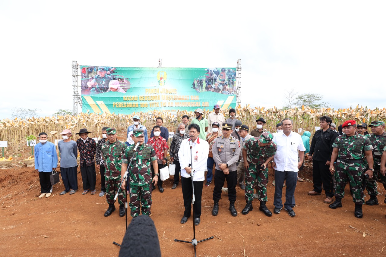 TNI AD dan BPIP menanam jagung di lahan milik PTPN di Kampung Cibinong, Desa Mekarjaya, Kecamatan Ciemas, Sukabumi, Jabar.
