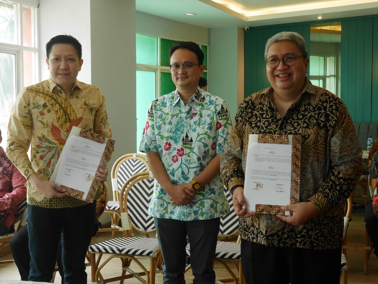 Kehadiran gudang membuat hasil komoditas bisa tersimpan dan membuat penjualannya bisa ditunda saat penjualannya sudah mulai membaik. 