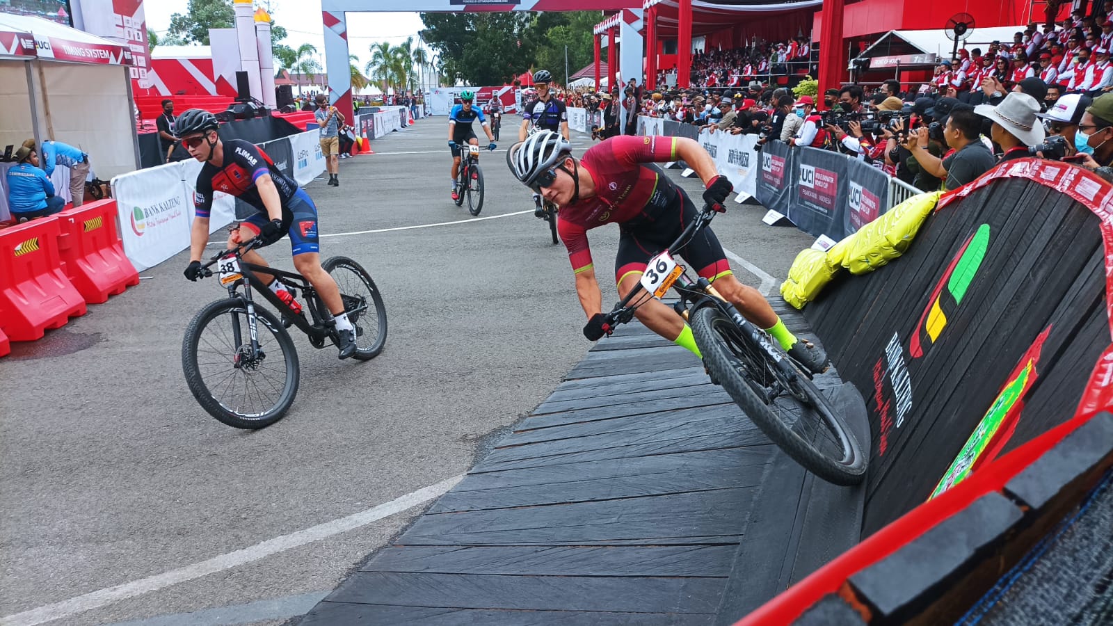 Para pembalap berlaga dalam Kejuaraan Dunia Sepeda Gunung UCI MTB Eliminator World Cup 2022  