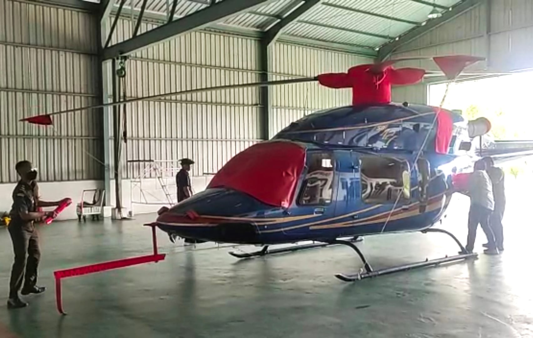 Penyidik Kejagung menempelkan stiker penyitaan ke helikopter milik Surya Darmadi di Pekanbaru.
