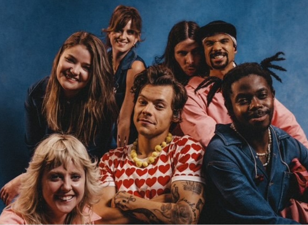 Harry Styles (tengah) saber penghargaan Album Terbaik MTV VMA 2022. 