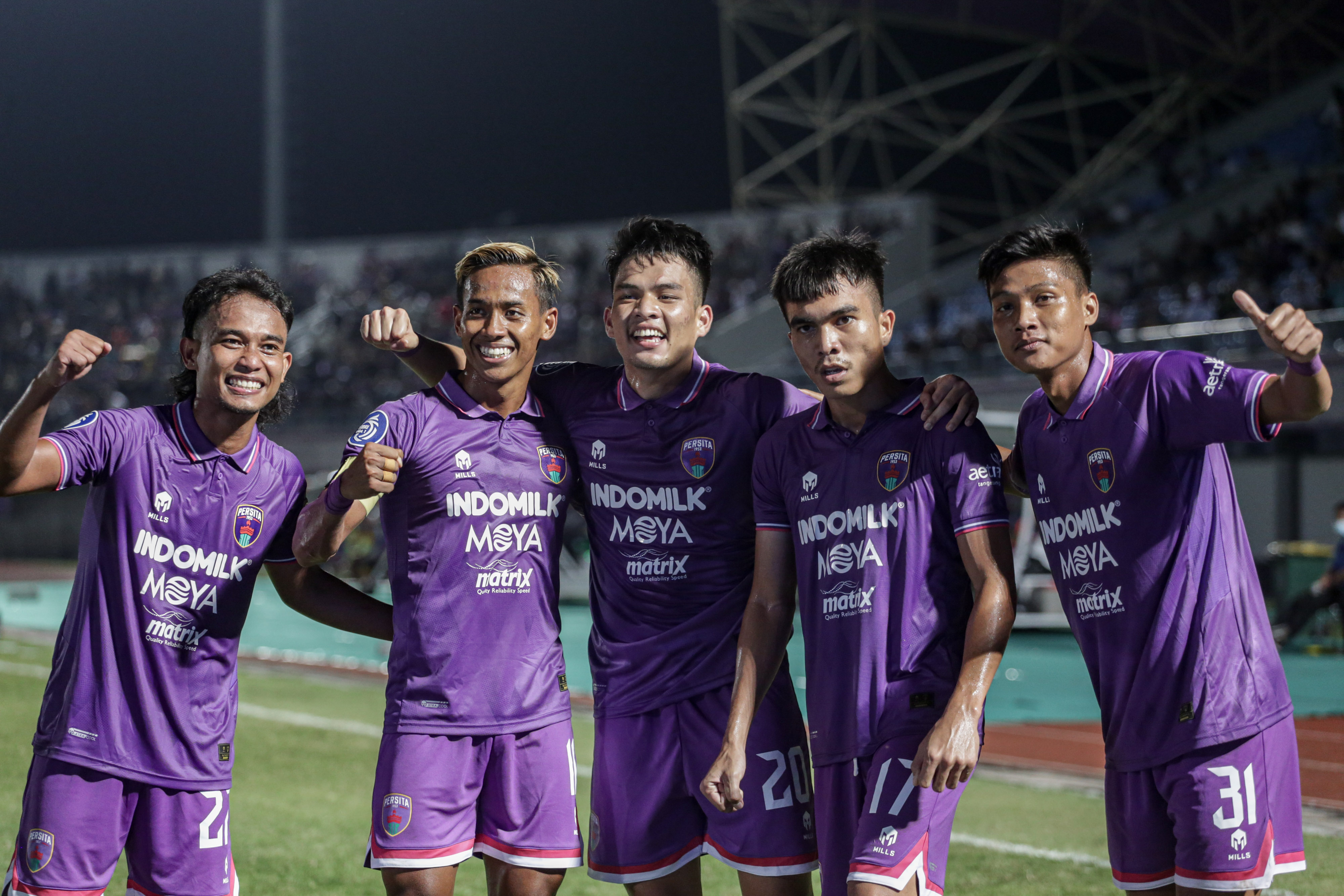 Para pemain Persita melakukan selebrasi usai mencetak gol ke gawang Persik di laga Liga 1, Senin (25/7).