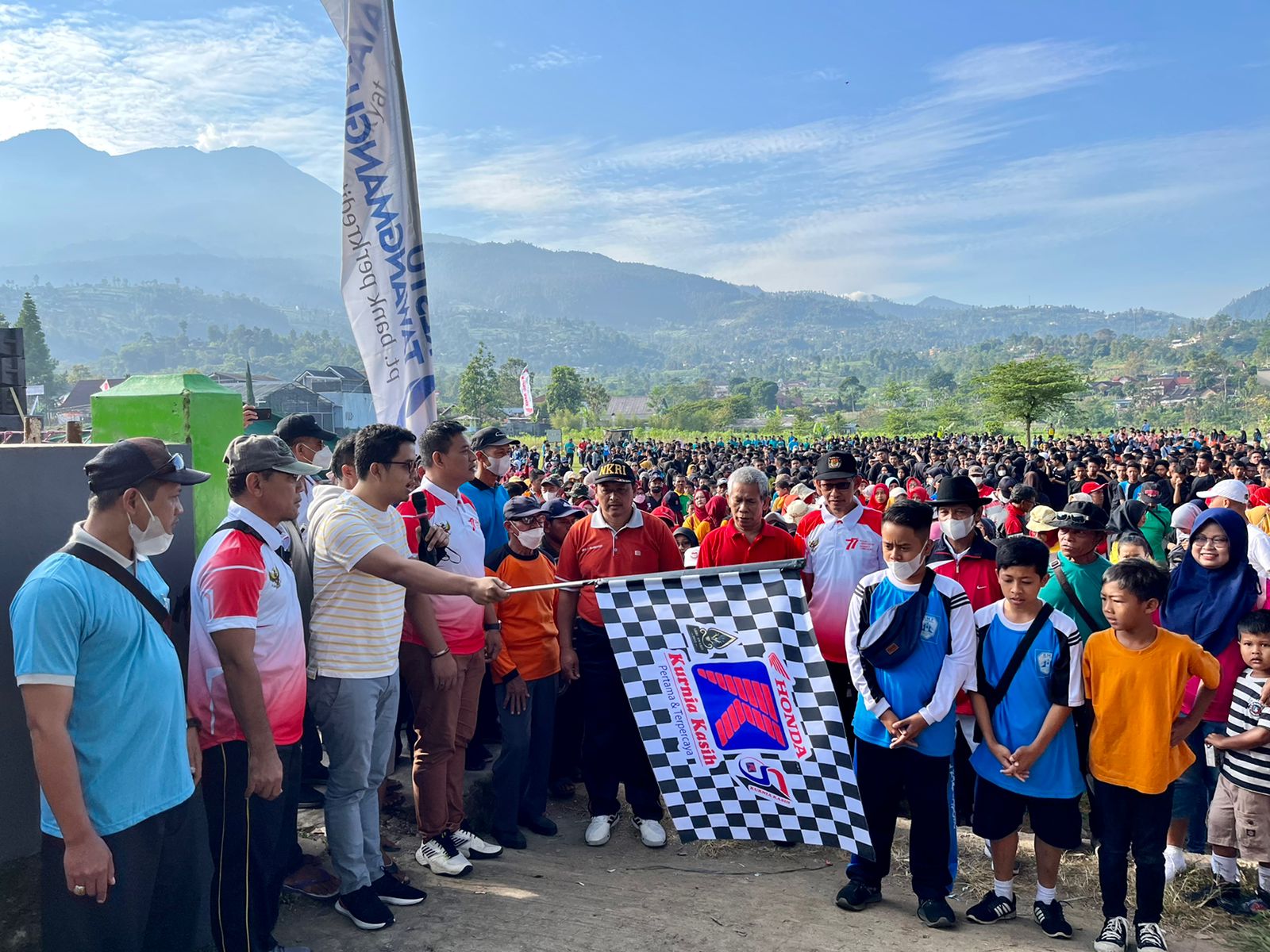 KETUA Forum Koordinator Karang Taruna (FKKT) Kabupaten Karanganyar Ilyas Akbar Almadani membuka jalan sehat bersama 