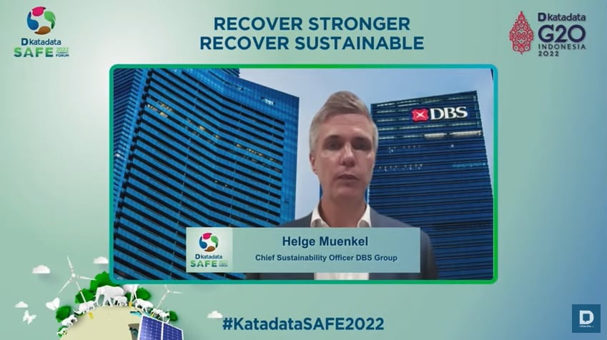 Chief SustainabilitybOfficer DBS Bank Helge Muenkel dalam webinar KatadataSAFE