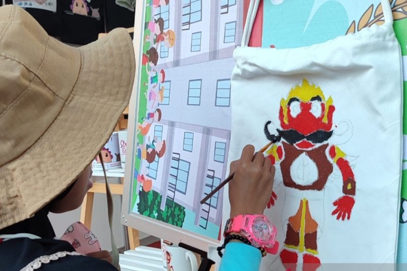 Seorang ABK membuat karya seni untuk dipamerkan di Stadion Manahan Solo, Jawa Tengah, untuk memeriahkan APG XI 2022.