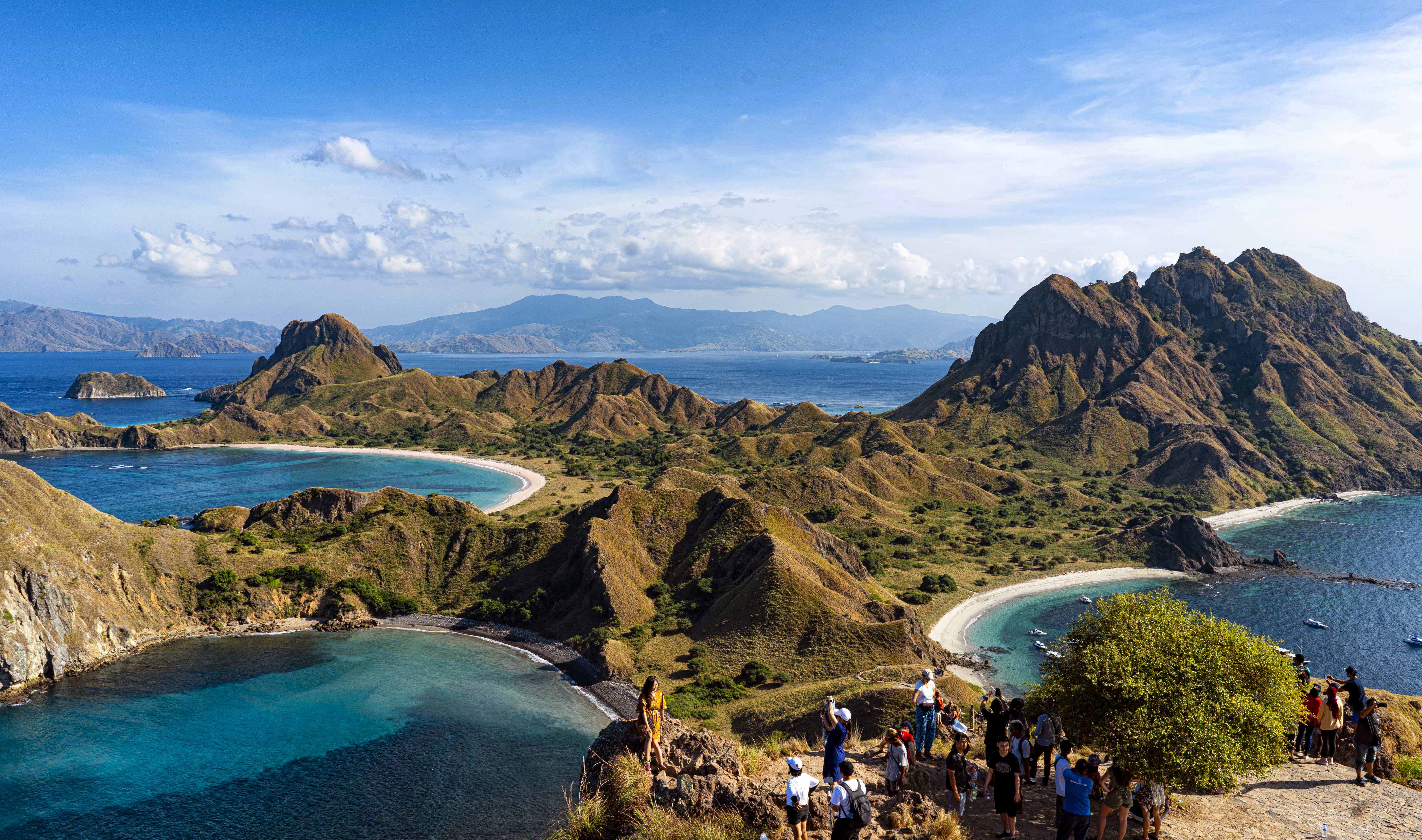 Wisatawan antre untuk berfoto di salah spot foto di Pulau Padar.