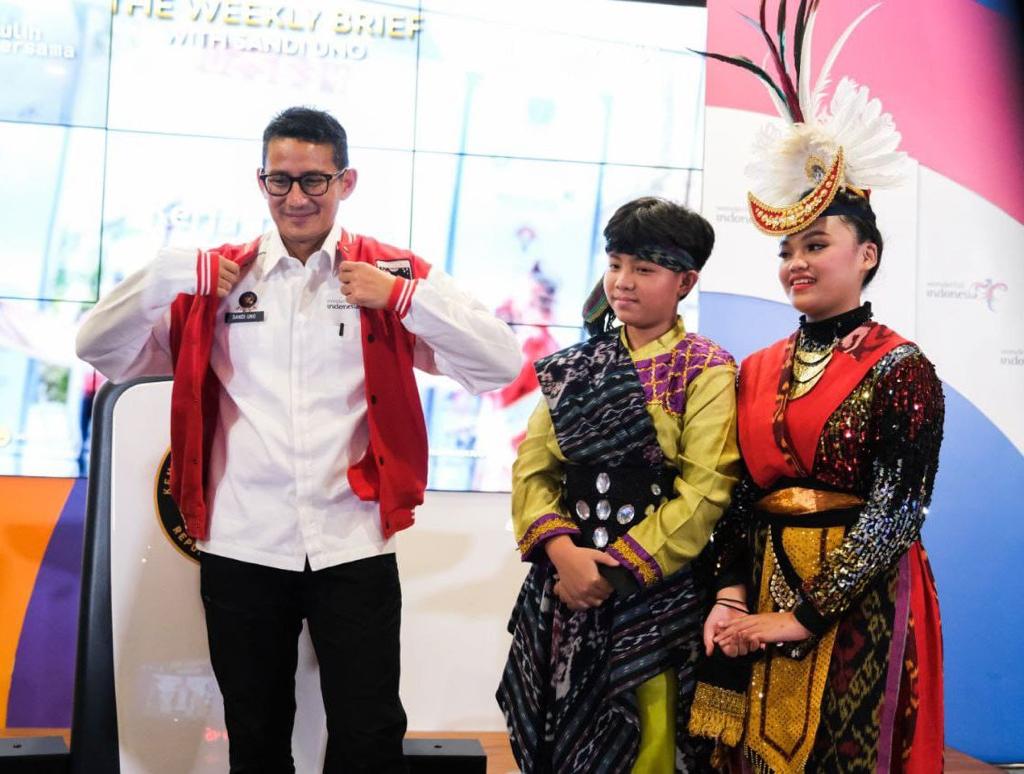 Menparekraf) Sandiaga Uno (kiri)