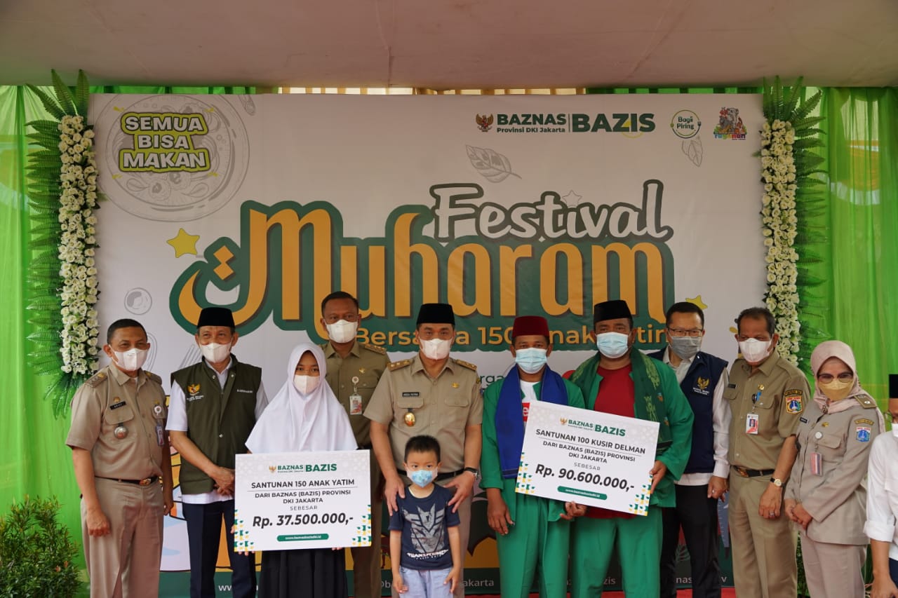 Pemberian santunan kapada yatim dan duafa di Festival Muharram di Taman Margasatwa Ragunan, Jakarta Selatan.