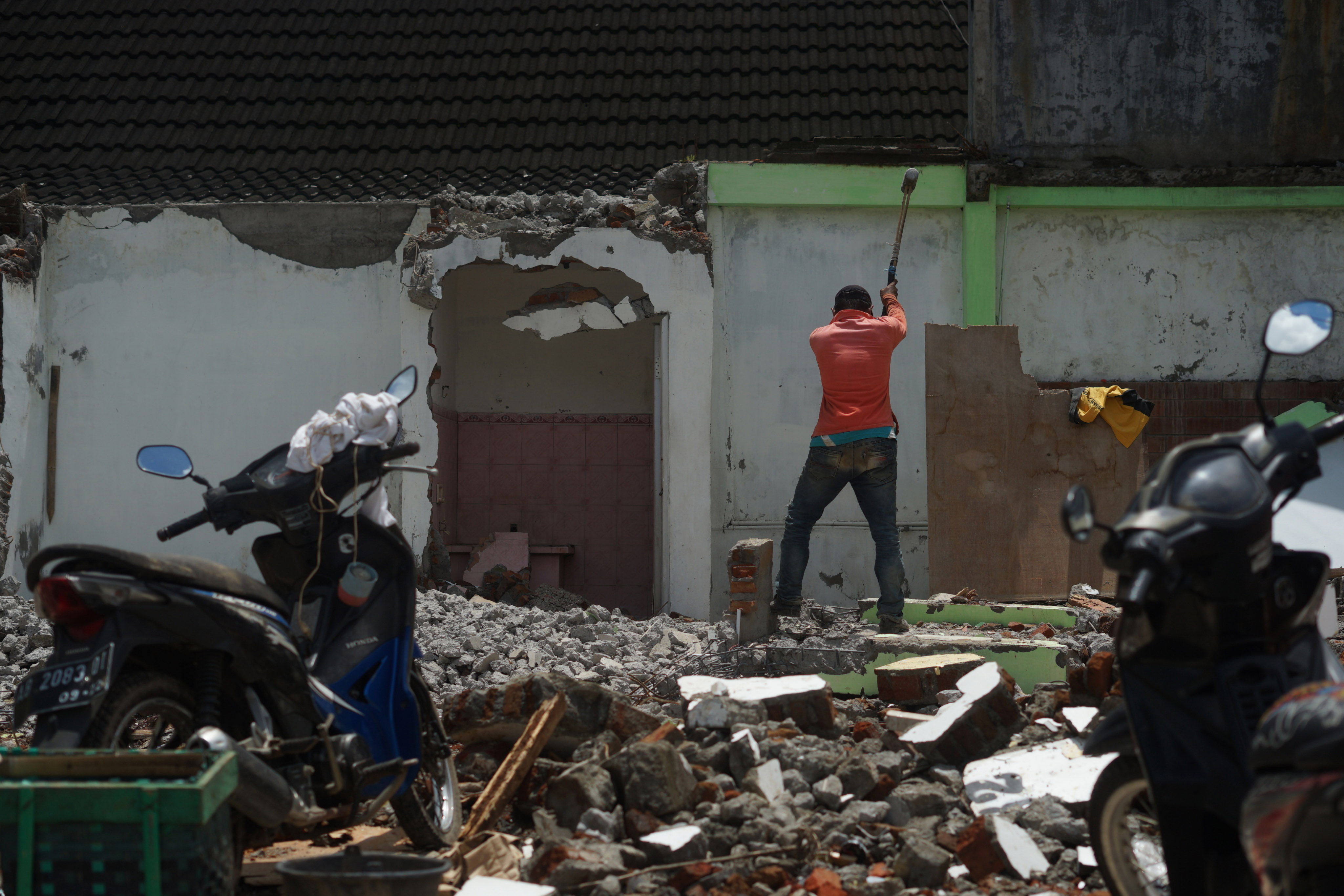 Pekerja membongkar rumah yang akan digunakan untuk Jalan Tol Jogja-Bawen di kawasan Jamblangan, Margomulyo, Seyegan, Sleman.