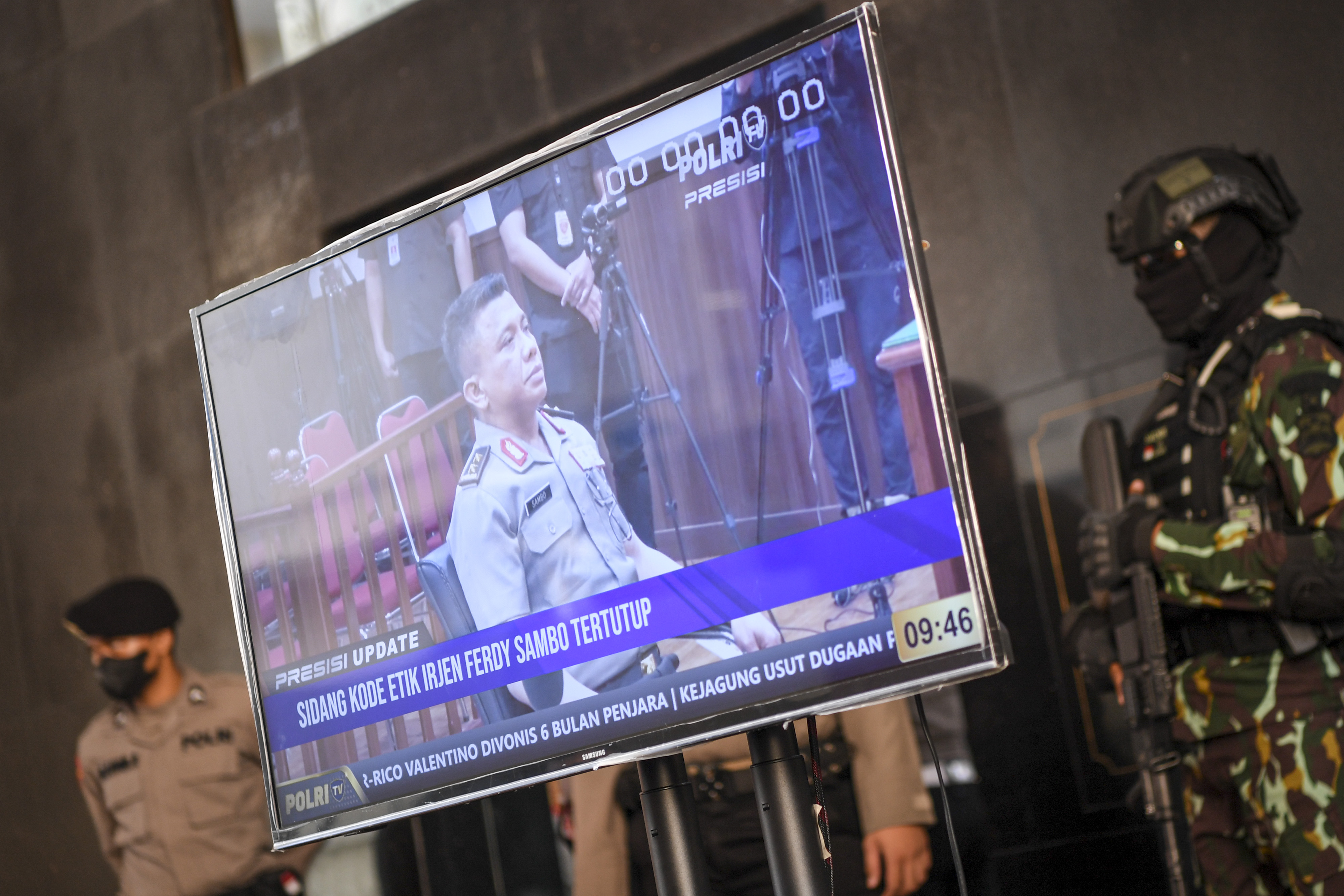 Layar televisi menampilkan proses berlangsungnya sidang tertutup KKEP terhadap mantan Kadiv Propam Polri Irjen Ferdy Sambo.