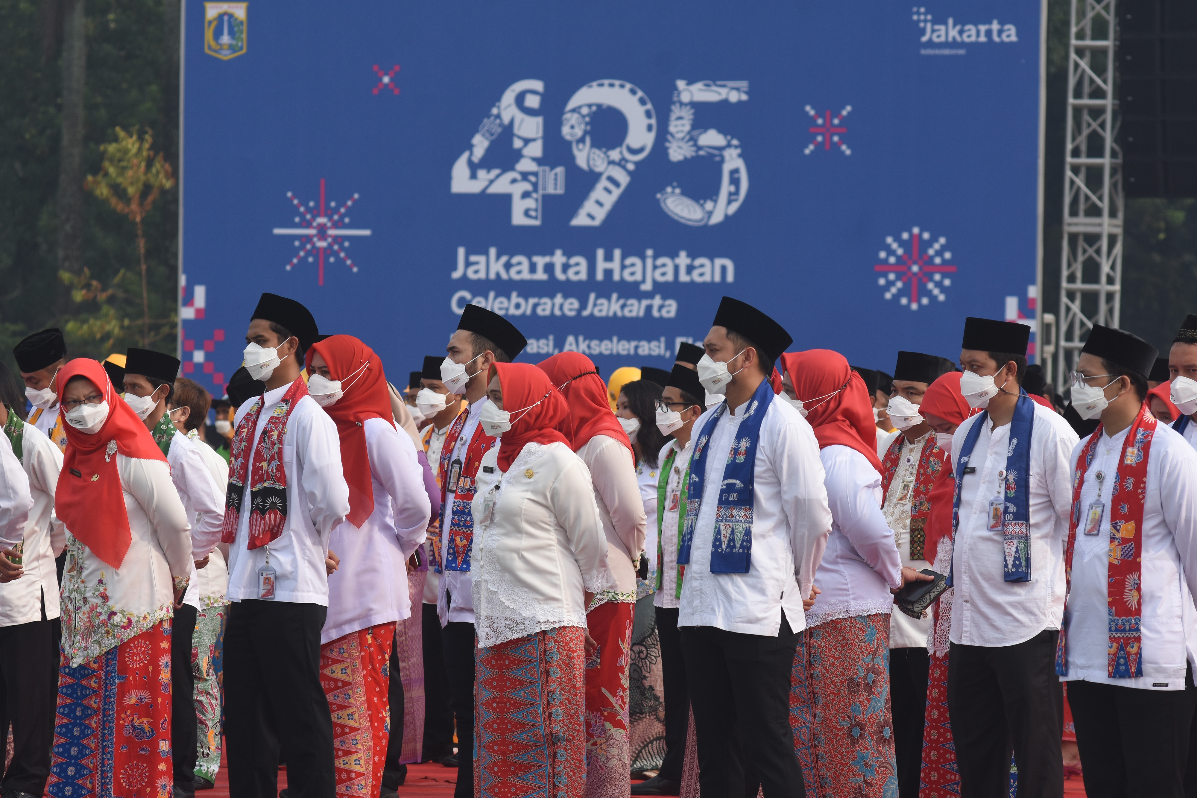 Sejumlah ASN Pemprov DKI mengikuti upacara HUT ke-495 Kota Jakarta di Monas, Jakarta, Rabu (22/6/2022)