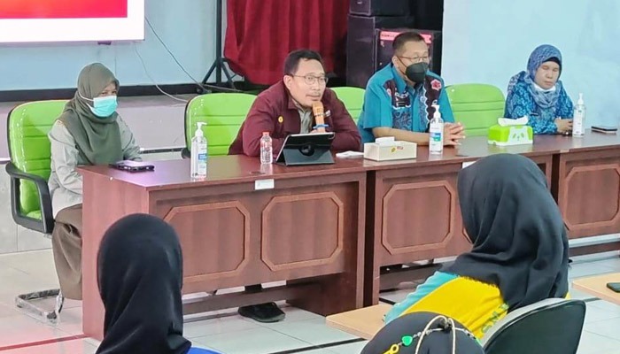 Kepala SMKPPN Banjarbaru, Budi Santoso (ke-2 kiri) membuka Sosialisasi P4GN didampingi Kepala BNN Kota Banjarbaru, Agus Lukito