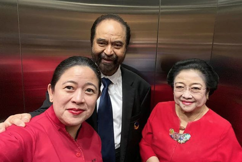 Ketua DPR Puan Maharani, Ketua Umum (Ketum) Partai NasDem Surya Paloh, dan Ketum PDIP Megawati Soekarnoputri, berswafoto, November 2019.