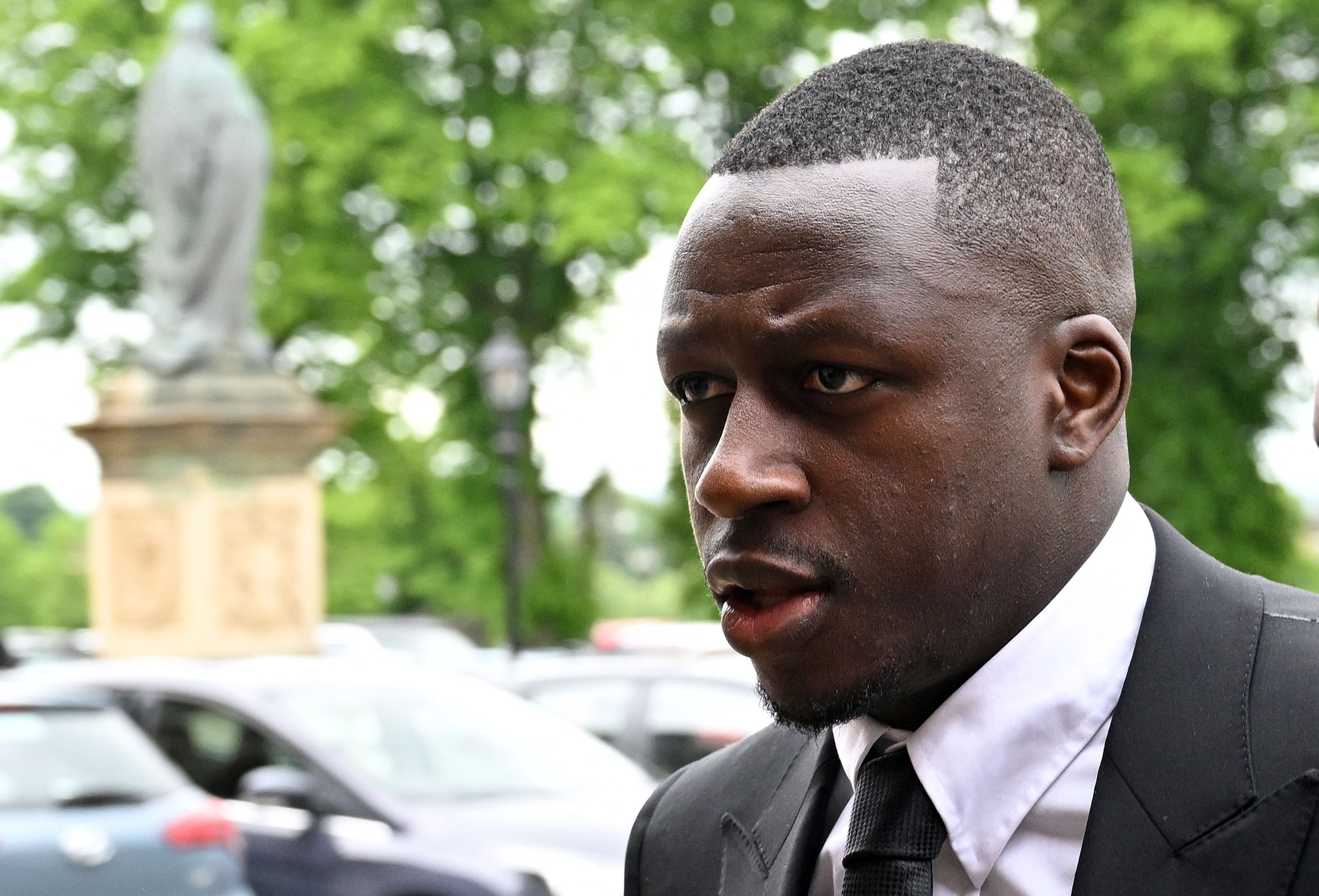 Pemain Manchester City Benjamin Mendy tiba di pengadlan untuk sidang atas dakwaan pelecehan seksual dan pemerkosaan.