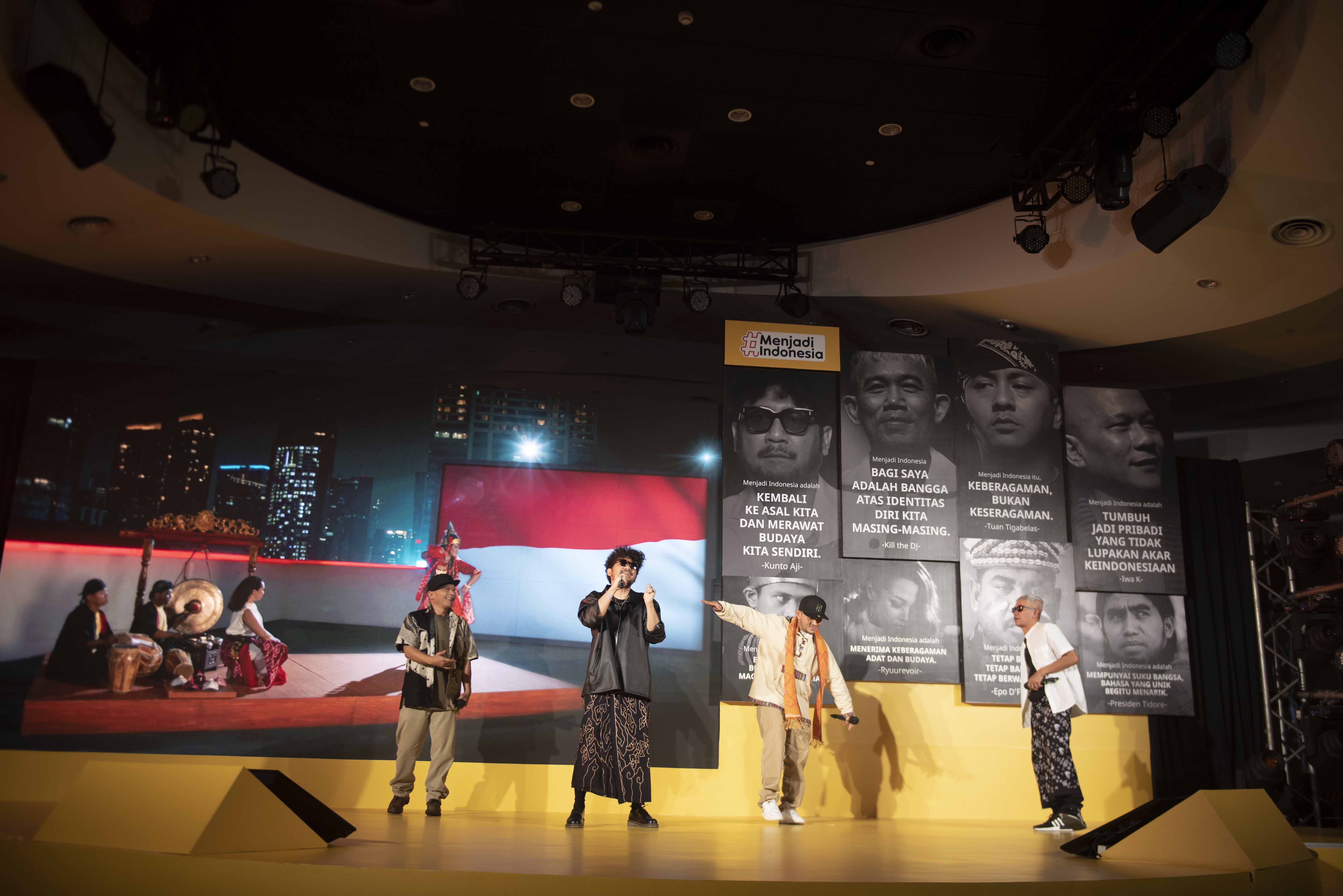 Kunto Aji, Iwa K, Kill the DJ, dan Tuan Tigabelas membawakan lagu Menjadi Indonesia