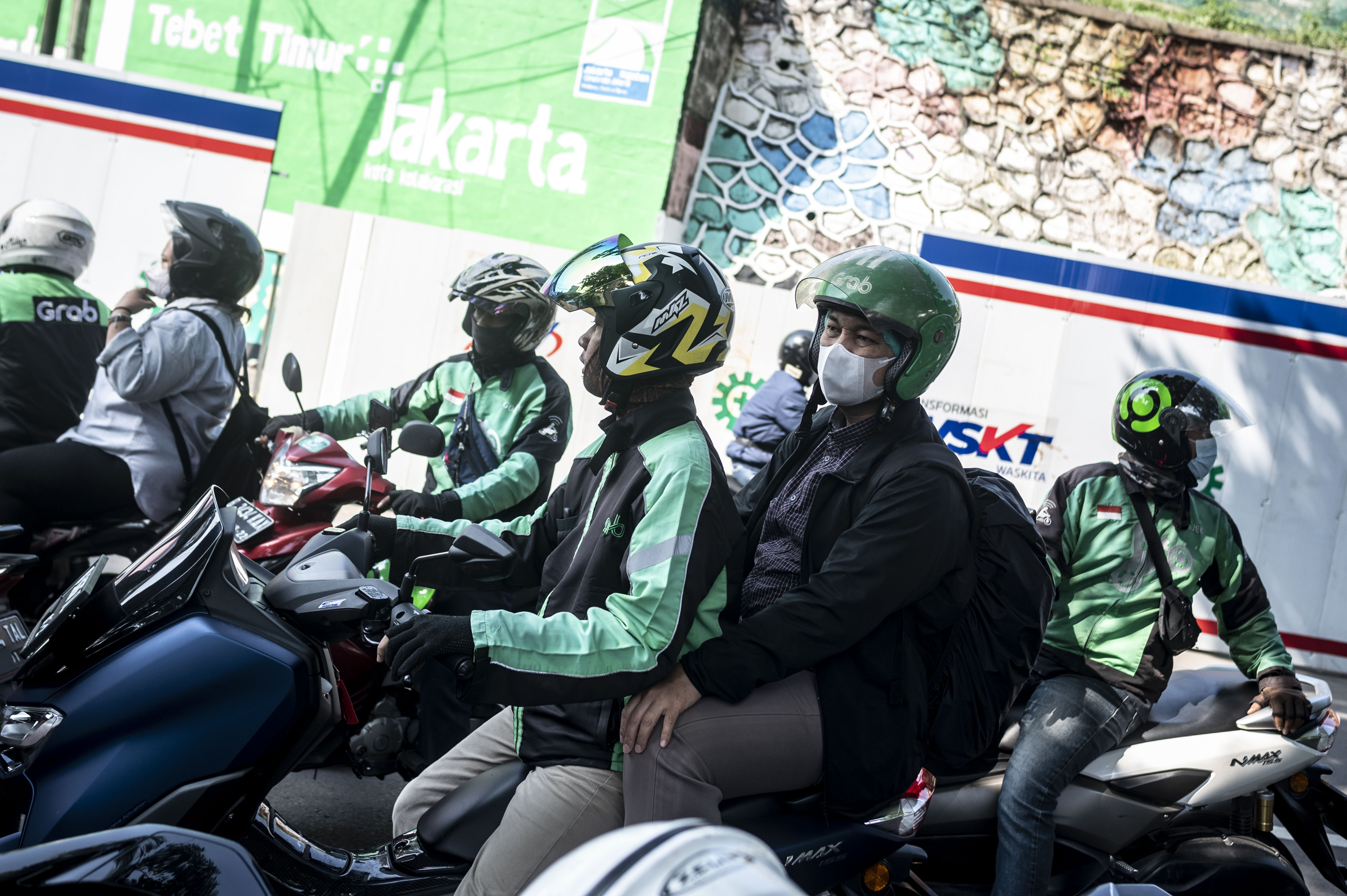 Ojek daring melayani penumpang di kawasan Tebet, Jakarta.