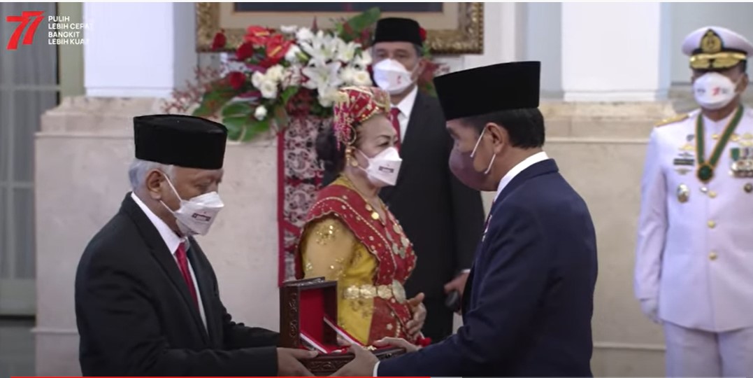 Presiden joko Widodo memberikan penghargaan tanda jasa di Istana Negara