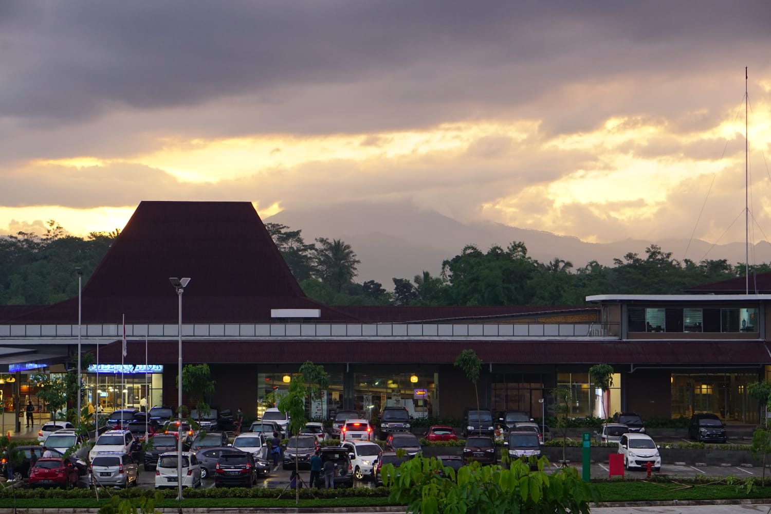 Tempat peristirahatan dan destinasi wisata Resta Pendopo KM 456 yang berada di Jalan Tol TransJawa Semarang-Solo.